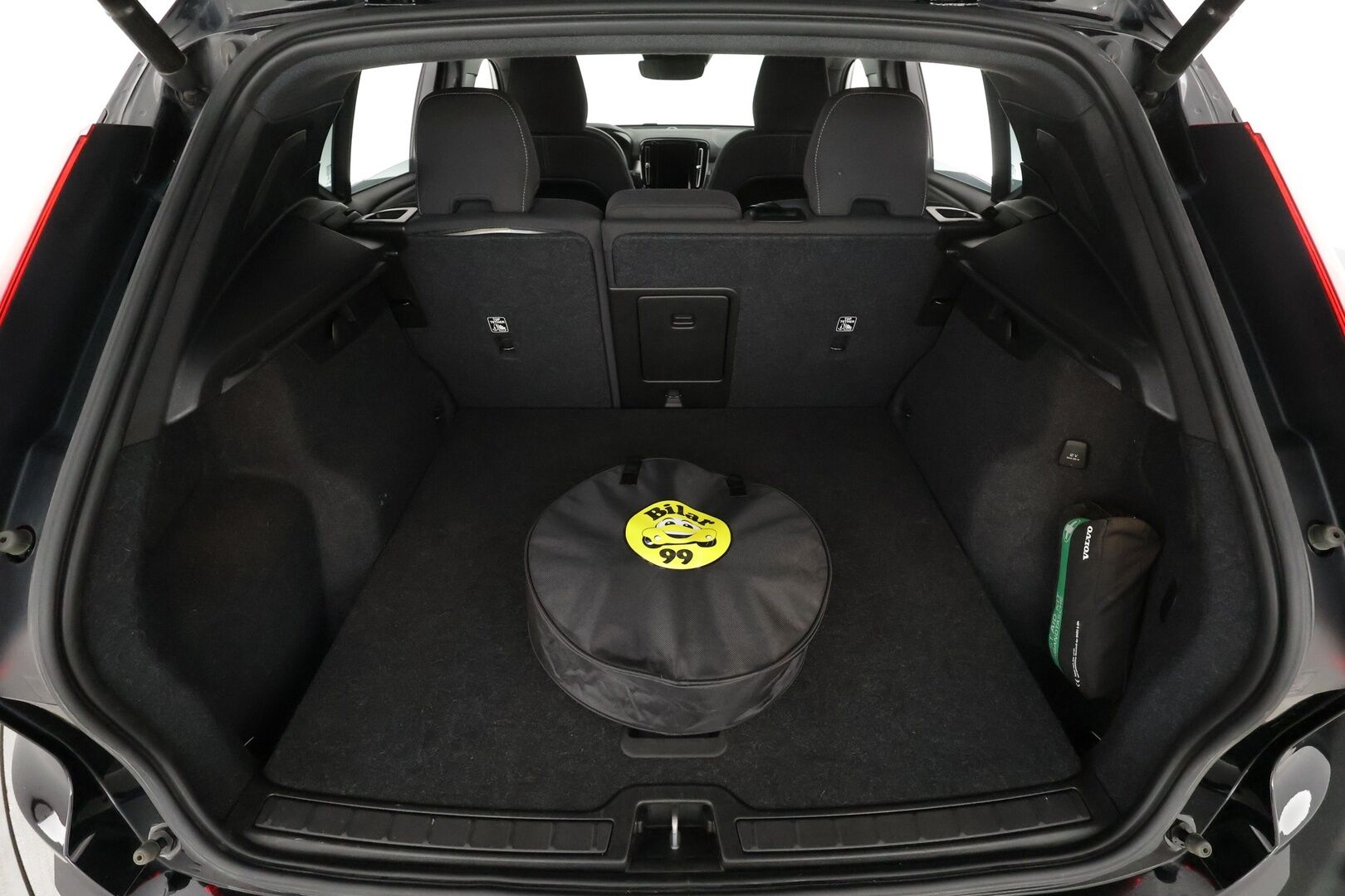 Volvo XC40 2022 T4 TwE Business Inscription Expression Edition aut * Webasto / ACC / LED / P.tutkat / Sportpenkit / Navi / Kaistavahti * - 1-om Suomi-auto / Akku kuntotarkastettu SoH 92,8% / 2x Latauskaapelit / Kahdet renkaat alumiinivantein - HULLUT JOULUT KORKOTARJOUS 2,49% 