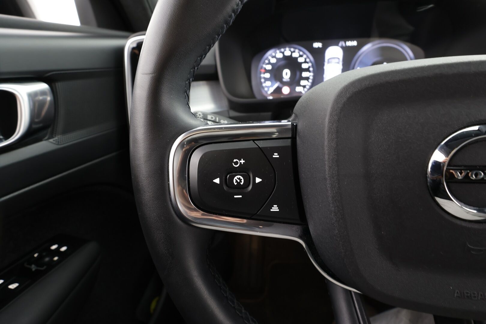 Volvo XC40 2022 T4 TwE Business Inscription Expression Edition aut * Webasto / ACC / LED / P.tutkat / Sportpenkit / Navi / Kaistavahti * - 1-om Suomi-auto / Akku kuntotarkastettu SoH 92,8% / 2x Latauskaapelit / Kahdet renkaat