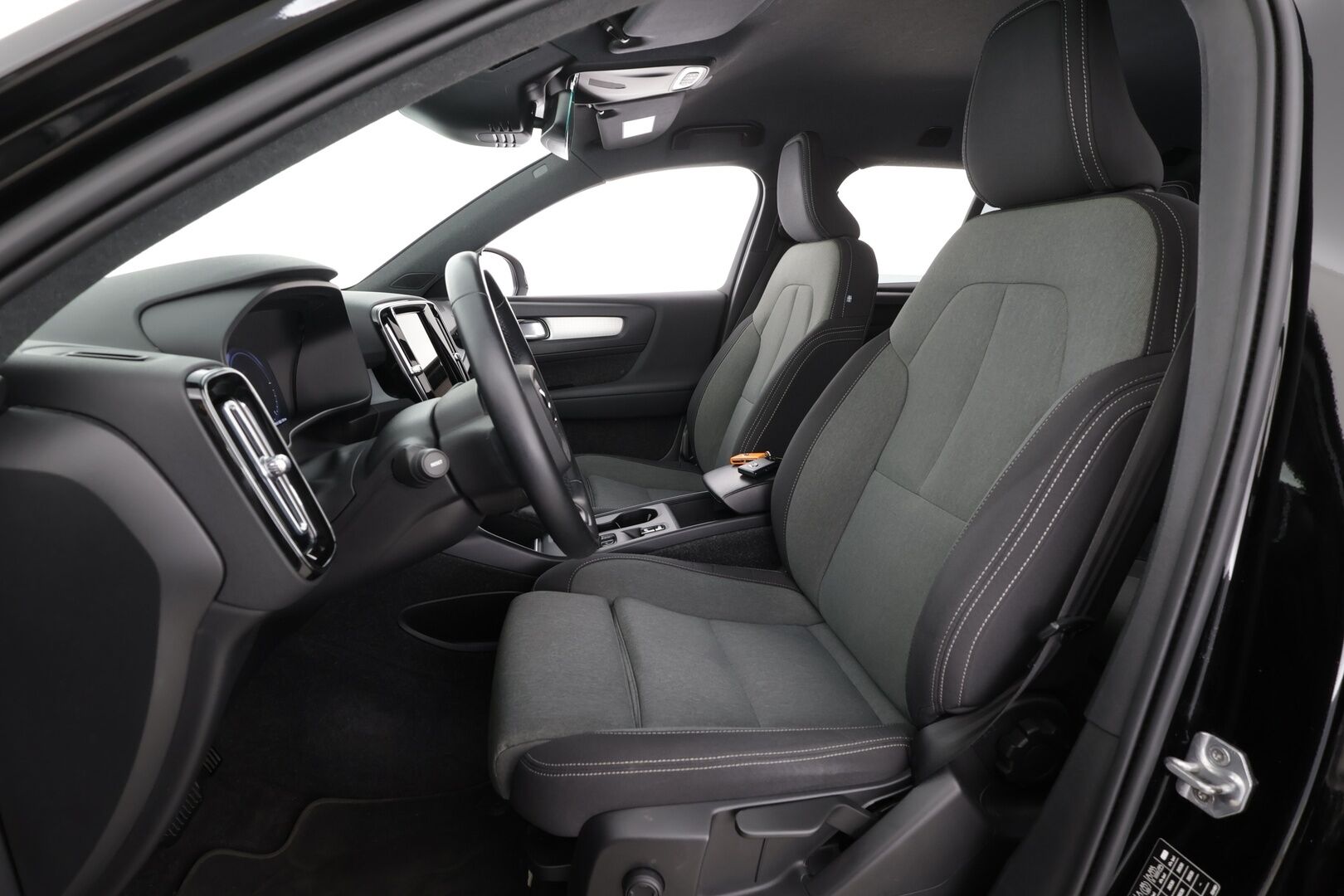 Volvo XC40 2022 T4 TwE Business Inscription Expression Edition aut * Webasto / ACC / LED / P.tutkat / Sportpenkit / Navi / Kaistavahti * - 1-om Suomi-auto / Akku kuntotarkastettu SoH 92,8% / 2x Latauskaapelit / Kahdet renkaat alumiinivantein - HULLUT JOULUT KORKOTARJOUS 2,49% 