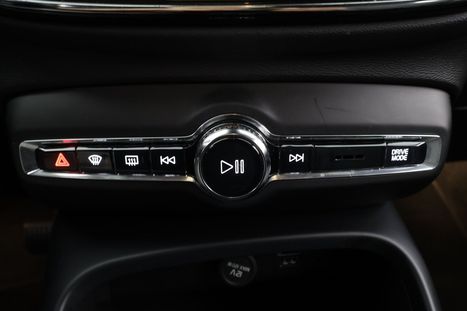 Volvo XC40 2022 T4 TwE Business Inscription Expression Edition aut * Webasto / ACC / LED / P.tutkat / Sportpenkit / Navi / Kaistavahti * - 1-om Suomi-auto / Akku kuntotarkastettu SoH 92,8% / 2x Latauskaapelit / Kahdet renkaat alumiinivantein - HULLUT JOULUT KORKOTARJOUS 2,49% 