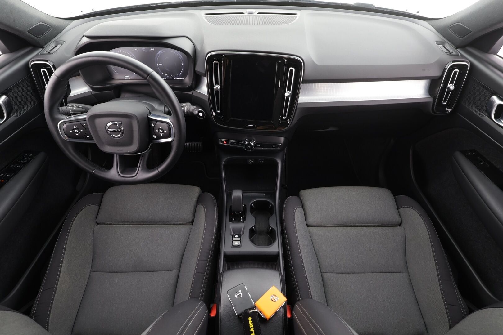 Volvo XC40 2022 T4 TwE Business Inscription Expression Edition aut * Webasto / ACC / LED / P.tutkat / Sportpenkit / Navi / Kaistavahti * - 1-om Suomi-auto / Akku kuntotarkastettu SoH 92,8% / 2x Latauskaapelit / Kahdet renkaat