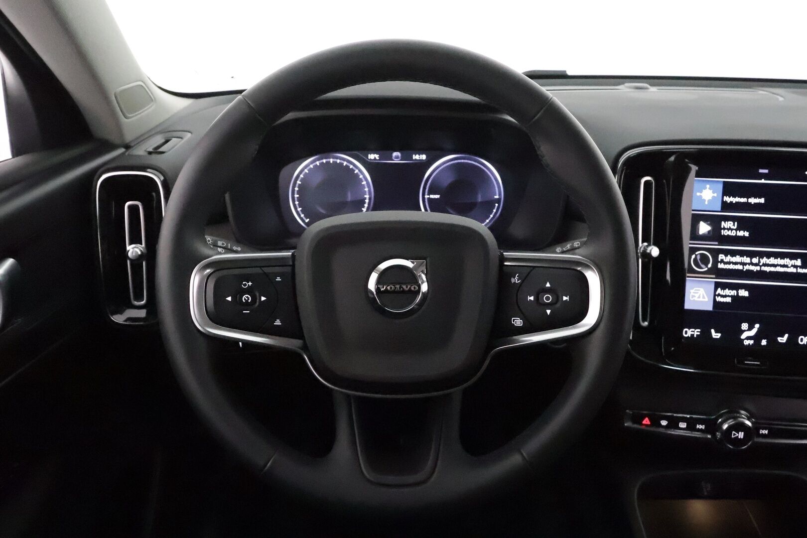 Volvo XC40 2022 T5 TwE Business Inscription aut **Webasto / Koukku / Full-LED / Adapt.Vakkari / P.kamera / Sporttinahat / Navi** - 3,99 % KORKOTARJOUS TÄHÄN AUTOON 31.8. ASTI! - Suomi-auto / 2x Latauskaapelit / Kahdet Renkaat / Merkkihuollettu!