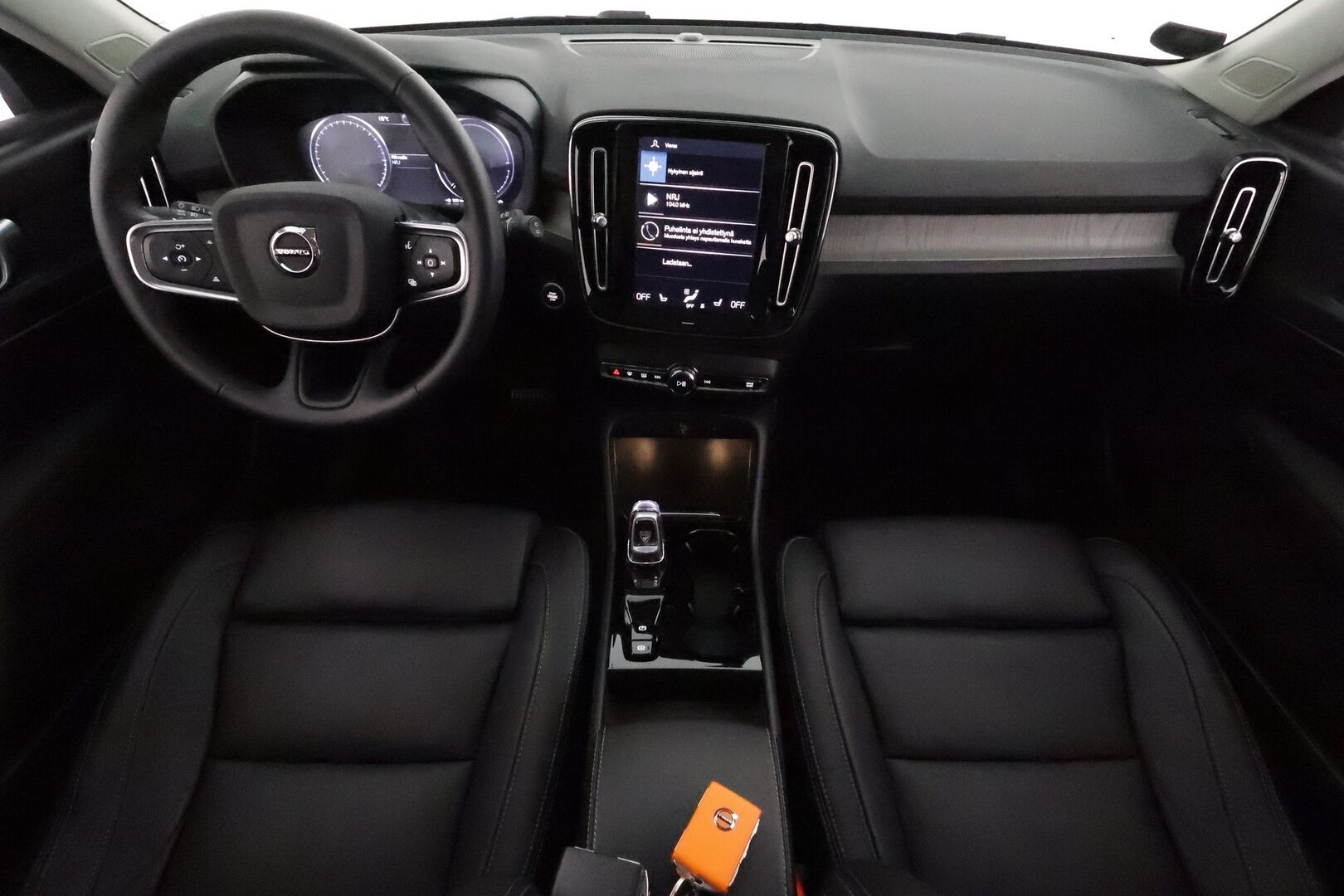 Volvo XC40 2022 T5 TwE Business Inscription aut **Webasto / Koukku / Full-LED / Adapt.Vakkari / P.kamera / Sporttinahat / Navi** - 3,99 % KORKOTARJOUS TÄHÄN AUTOON 31.8. ASTI! - Suomi-auto / 2x Latauskaapelit / Kahdet Renkaat / Merkkihuollettu!