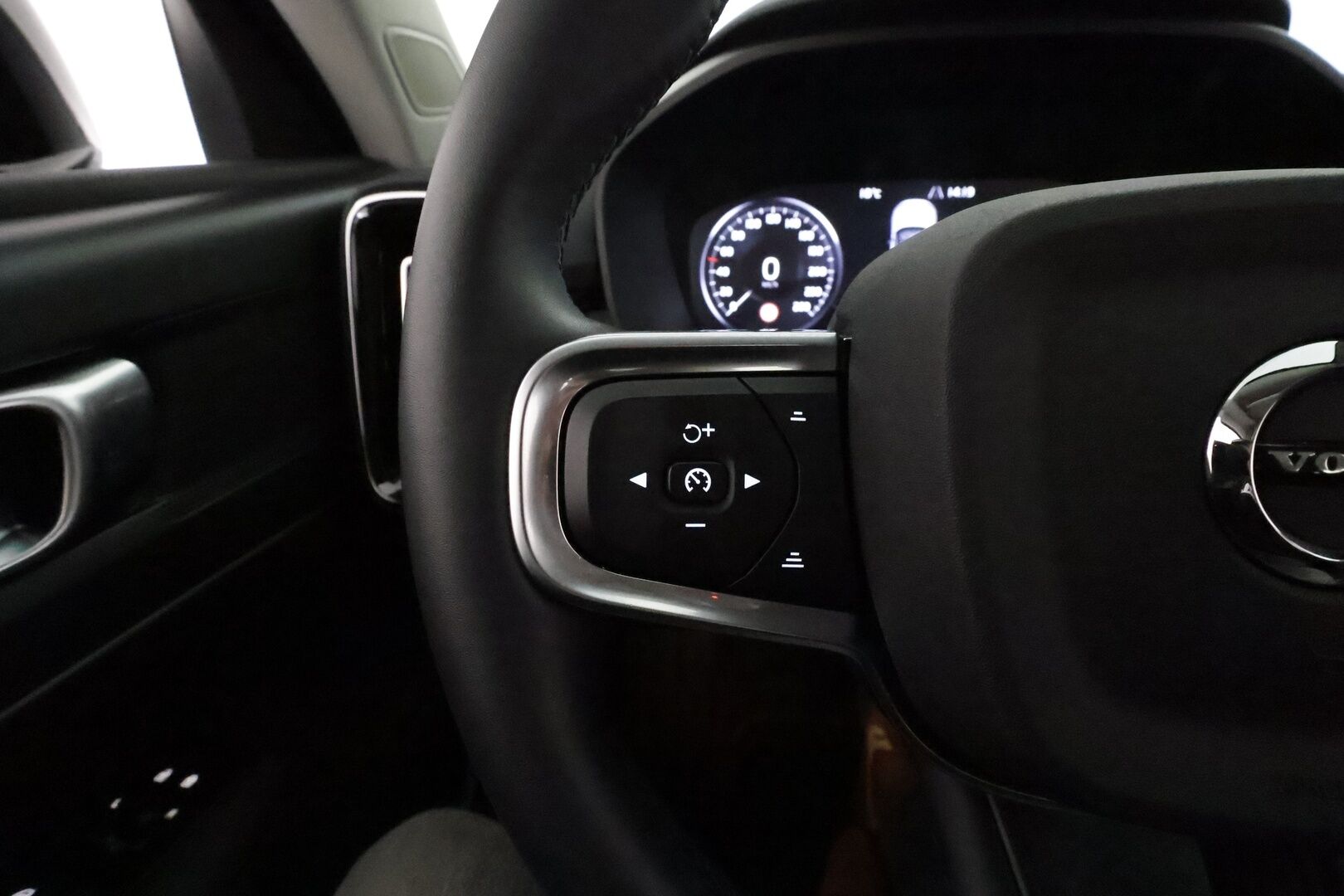 Volvo XC40 2022 T5 TwE Business Inscription aut **Webasto / Koukku / Full-LED / Adapt.Vakkari / P.kamera / Sporttinahat / Navi** - 3,99 % KORKOTARJOUS TÄHÄN AUTOON 31.8. ASTI! - Suomi-auto / 2x Latauskaapelit / Kahdet Renkaat / Merkkihuollettu!