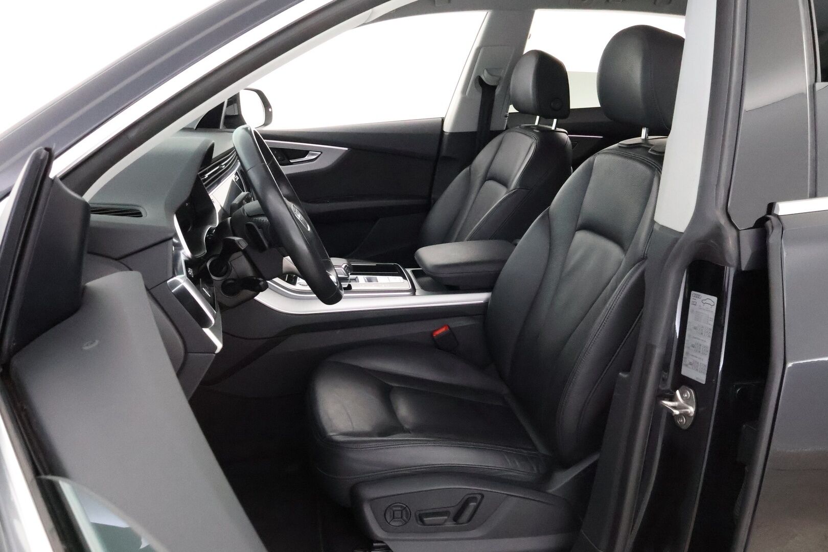 Audi Q8 2021 60 TFSI e 340 kW quattro tiptronic * Adapt.Vakkari / Ilma-Alusta / Nahkaiset Muistipenkit / Koukku / Peruutuskamera / - Audi Premium Sound / Merkkihuollettu / Juuri tullut Tampereelle!