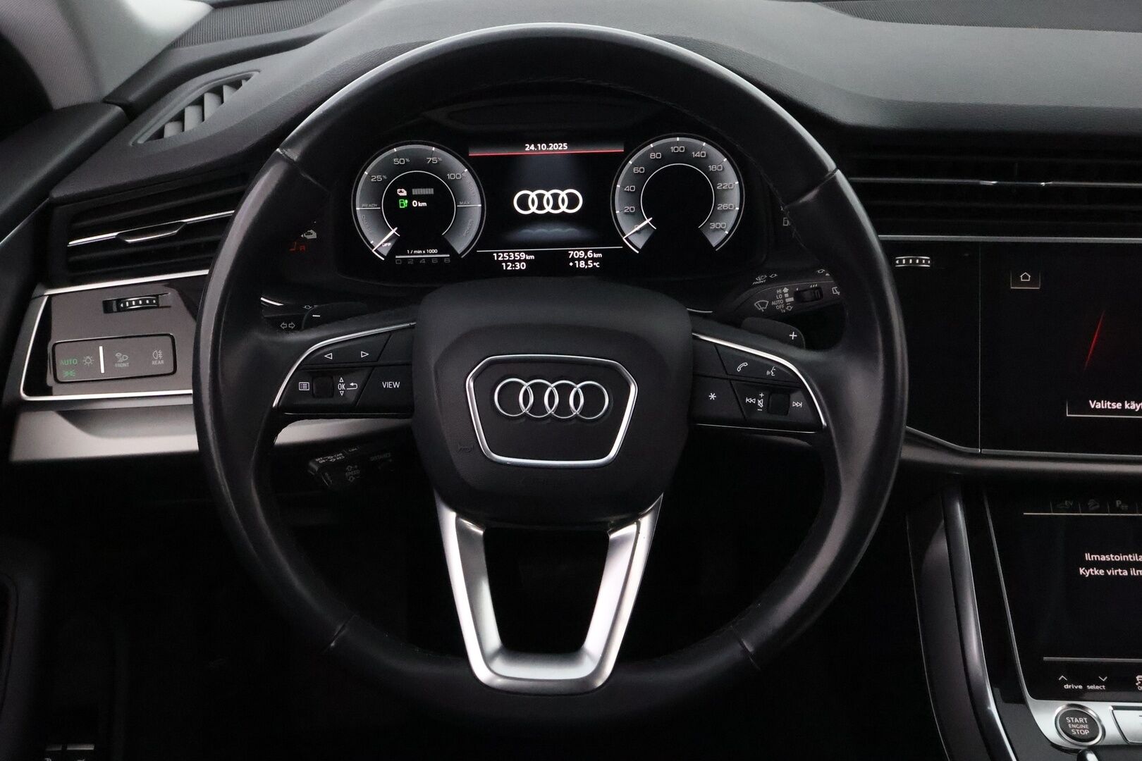 Audi Q8 2021 60 TFSI e 340 kW quattro tiptronic * Adapt.Vakkari / Ilma-Alusta / Nahkaiset Muistipenkit / Koukku / Peruutuskamera / - Audi Premium Sound / Merkkihuollettu / Juuri tullut Tampereelle!