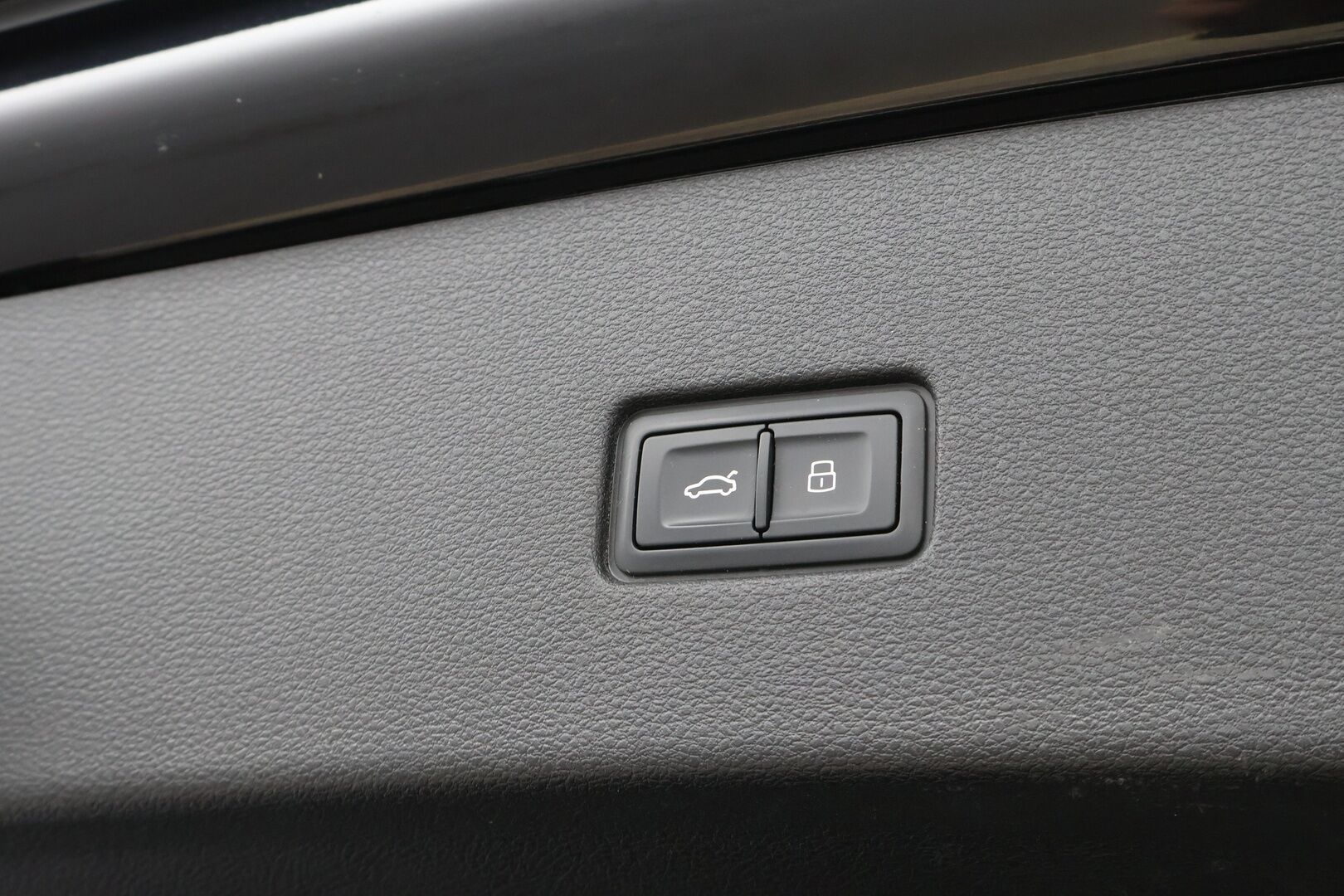 Audi Q8 2021 60 TFSI e 340 kW quattro tiptronic * Adapt.Vakkari / Ilma-Alusta / Nahkaiset Muistipenkit / Koukku / Peruutuskamera / - Audi Premium Sound / Merkkihuollettu / Juuri tullut Tampereelle!