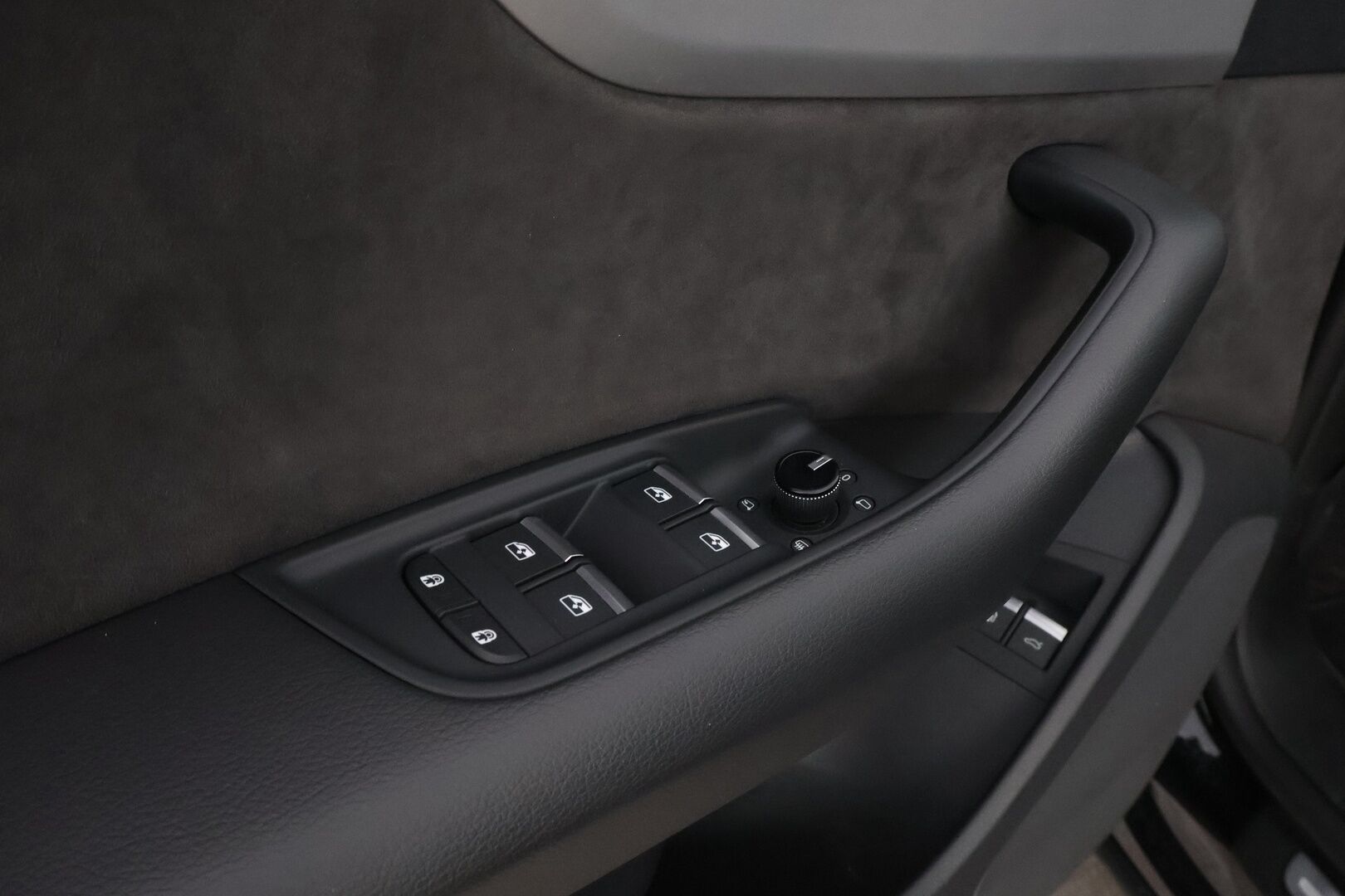 Audi Q8 2021 60 TFSI e 340 kW quattro tiptronic * Adapt.Vakkari / Ilma-Alusta / Nahkaiset Muistipenkit / Koukku / Peruutuskamera / - Audi Premium Sound / Merkkihuollettu / Juuri tullut Tampereelle!