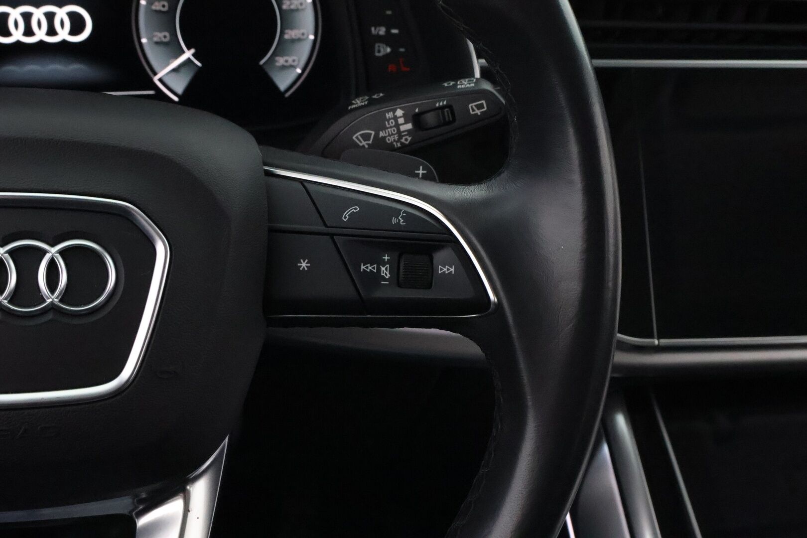 Audi Q8 2021 60 TFSI e 340 kW quattro tiptronic * Adapt.Vakkari / Ilma-Alusta / Nahkaiset Muistipenkit / Koukku / Peruutuskamera / - Audi Premium Sound / Merkkihuollettu / Juuri tullut Tampereelle!