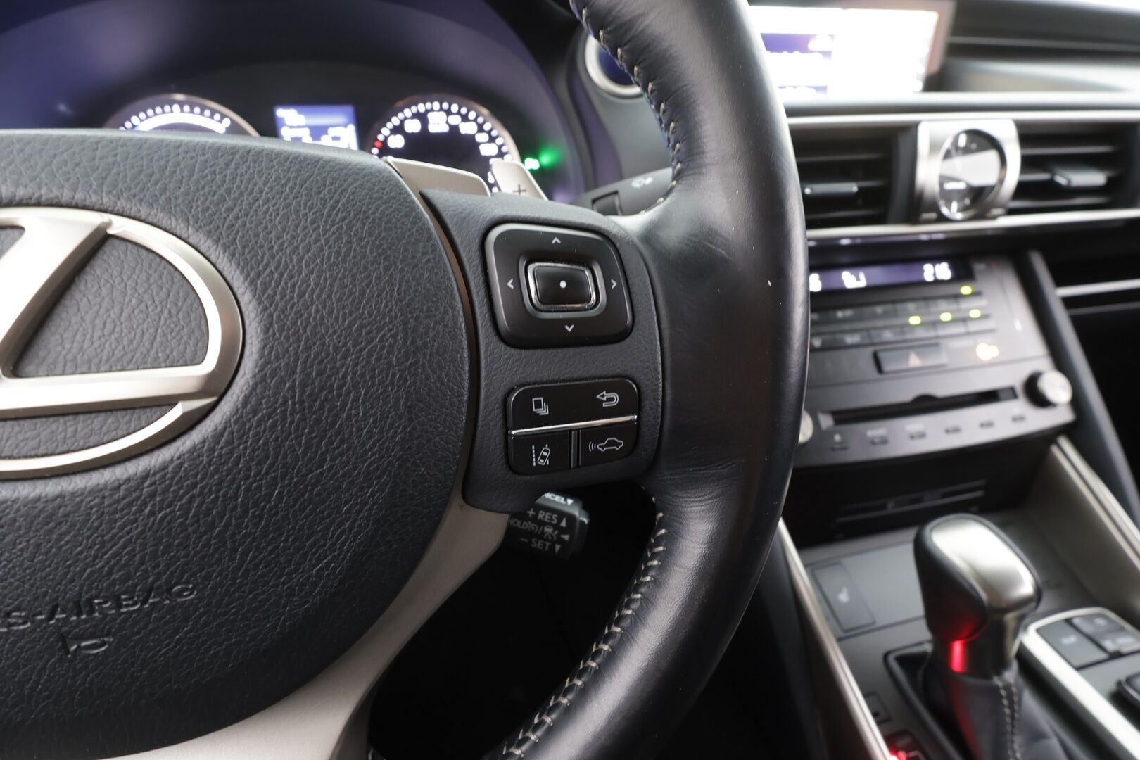 Lexus IS 2019 300h Hybrid A Luxury - | Facelift | ACC | LED | P.Kamera | Keyless | Iso keskinäyttö | Sähk. ratti | Puolinahat | Navi | Merkkihuollettu | 2x renkaat aluin | 