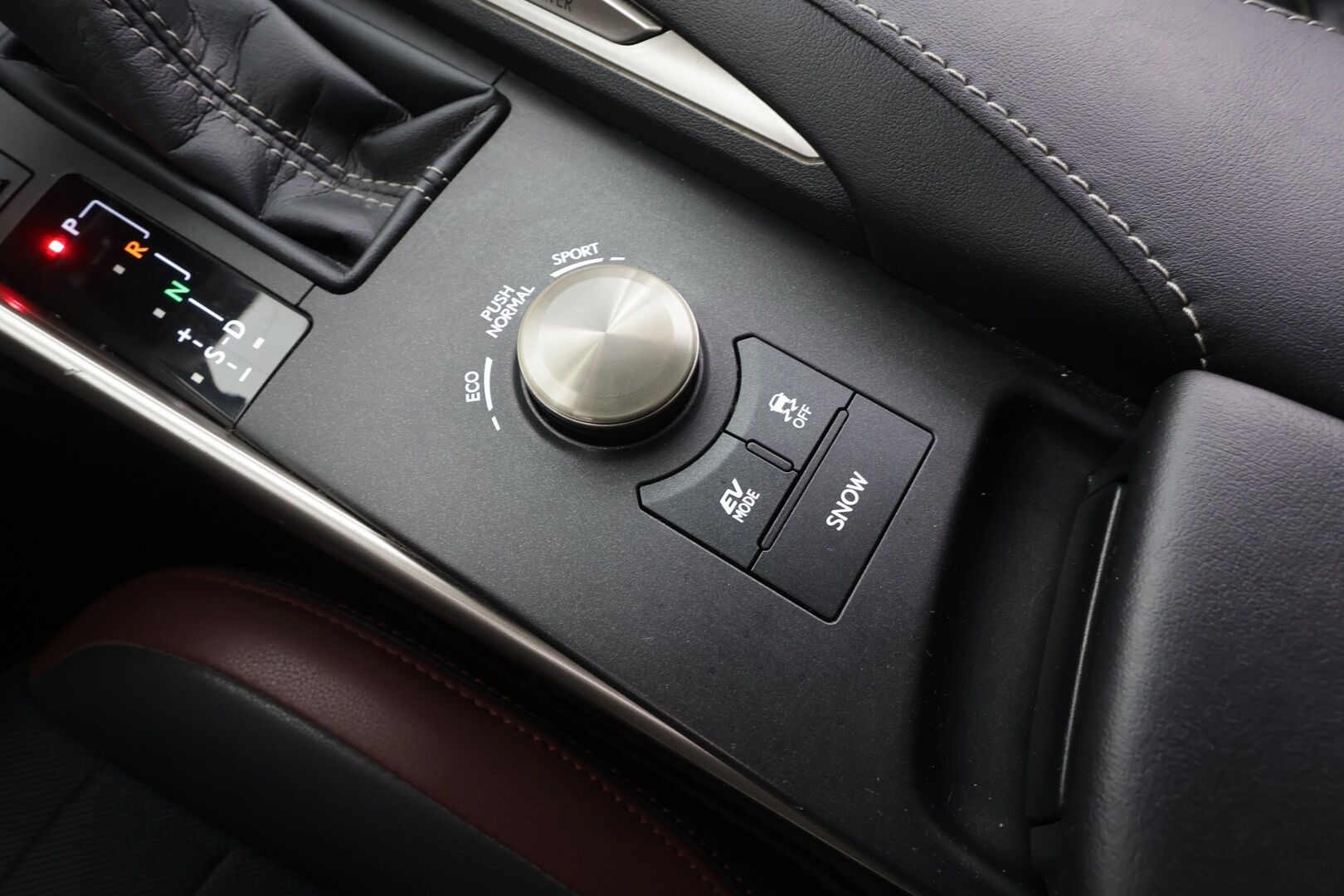 Lexus IS 2019 300h Hybrid A Luxury - | Facelift | ACC | LED | P.Kamera | Keyless | Iso keskinäyttö | Sähk. ratti | Puolinahat | Navi | Merkkihuollettu | 2x renkaat aluin | 
