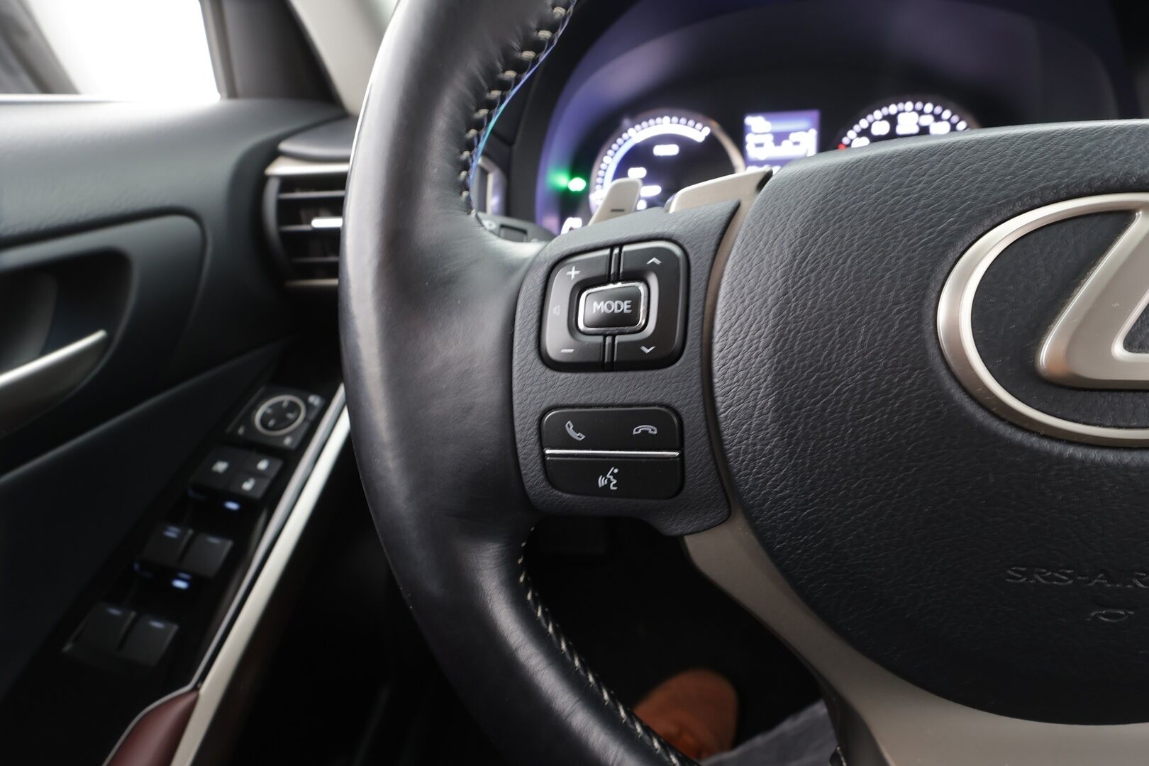 Lexus IS 2019 300h Hybrid A Luxury - | Facelift | ACC | LED | P.Kamera | Keyless | Iso keskinäyttö | Sähk. ratti | Puolinahat | Navi | Merkkihuollettu | 2x renkaat aluin | 