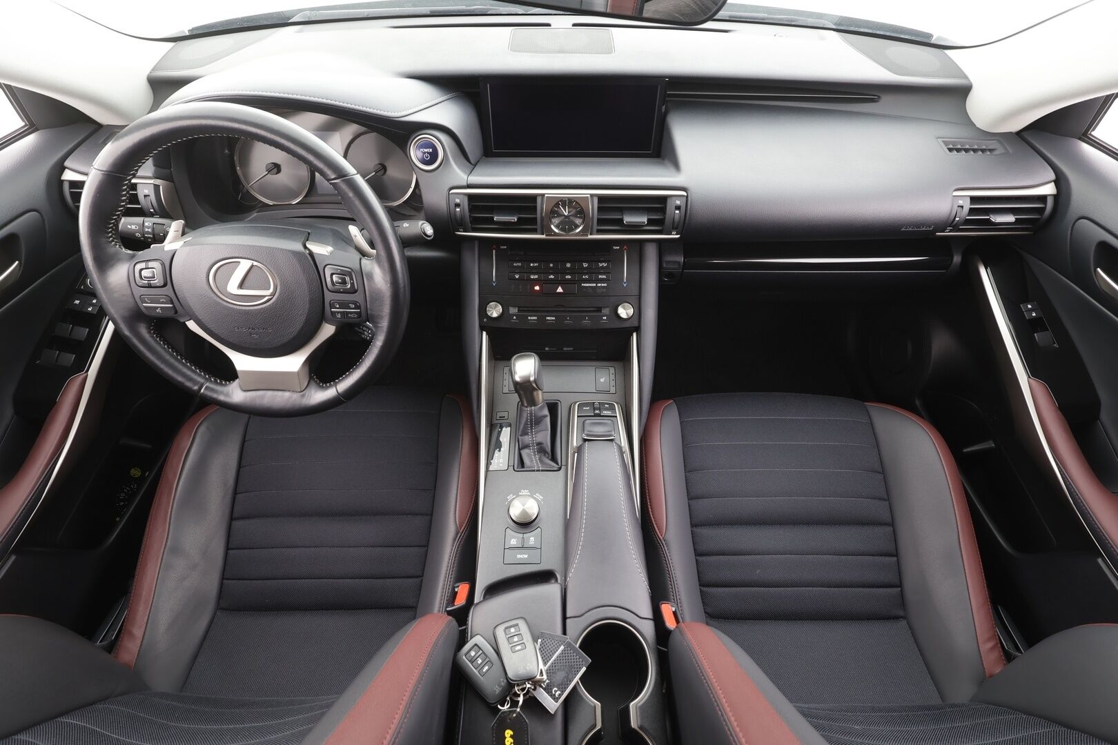 Lexus IS 2019 300h Hybrid A Luxury - | Facelift | ACC | LED | P.Kamera | Keyless | Iso keskinäyttö | Sähk. ratti | Puolinahat | Navi | Merkkihuollettu | 2x renkaat aluin | 