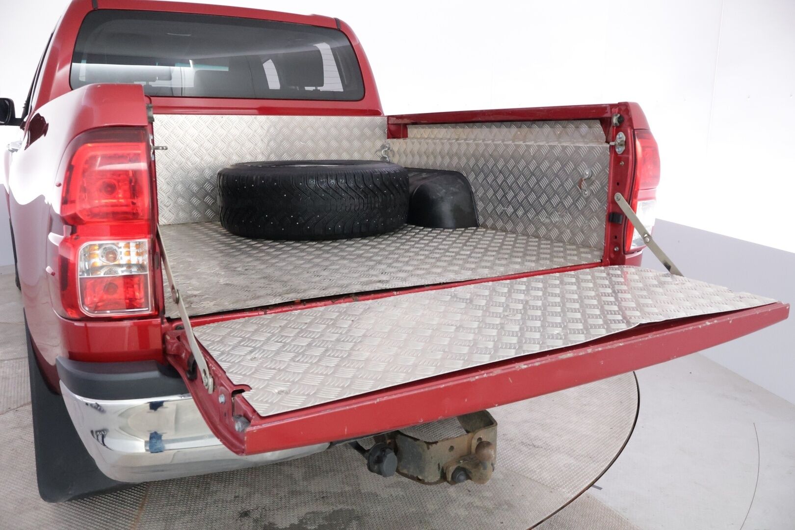 Toyota Hilux 2017 Double Cab 2,4 D-4D 150 4WD Aut Premium 4ov *ALVILLINEN / VETOKOUKKU / VAKKARI / NAHKASISUSTA / P:KAMERA* - Alvillinen / Näyttävä / Neliveto / Lava-auto!*