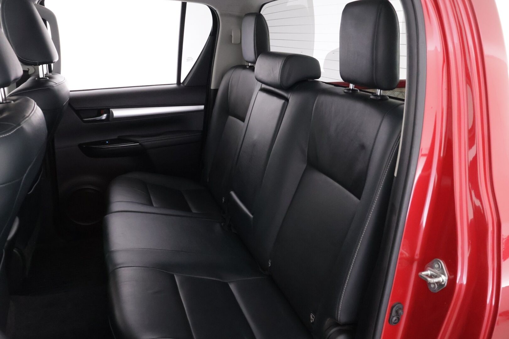 Toyota Hilux 2016 Double Cab 2,4 D-4D 150 4WD Aut Premium 4ov *ALVILLINEN / VETOKOUKKU / VAKKARI / NAHKASISUSTA / P:KAMERA* - 3,99 % KORKOTARJOUS TÄHÄN AUTOON 14.9. ASTI! - *3.99% KORKOTARJOUS / Alvillinen / Näyttävä / Neliveto / Lava-auto!*