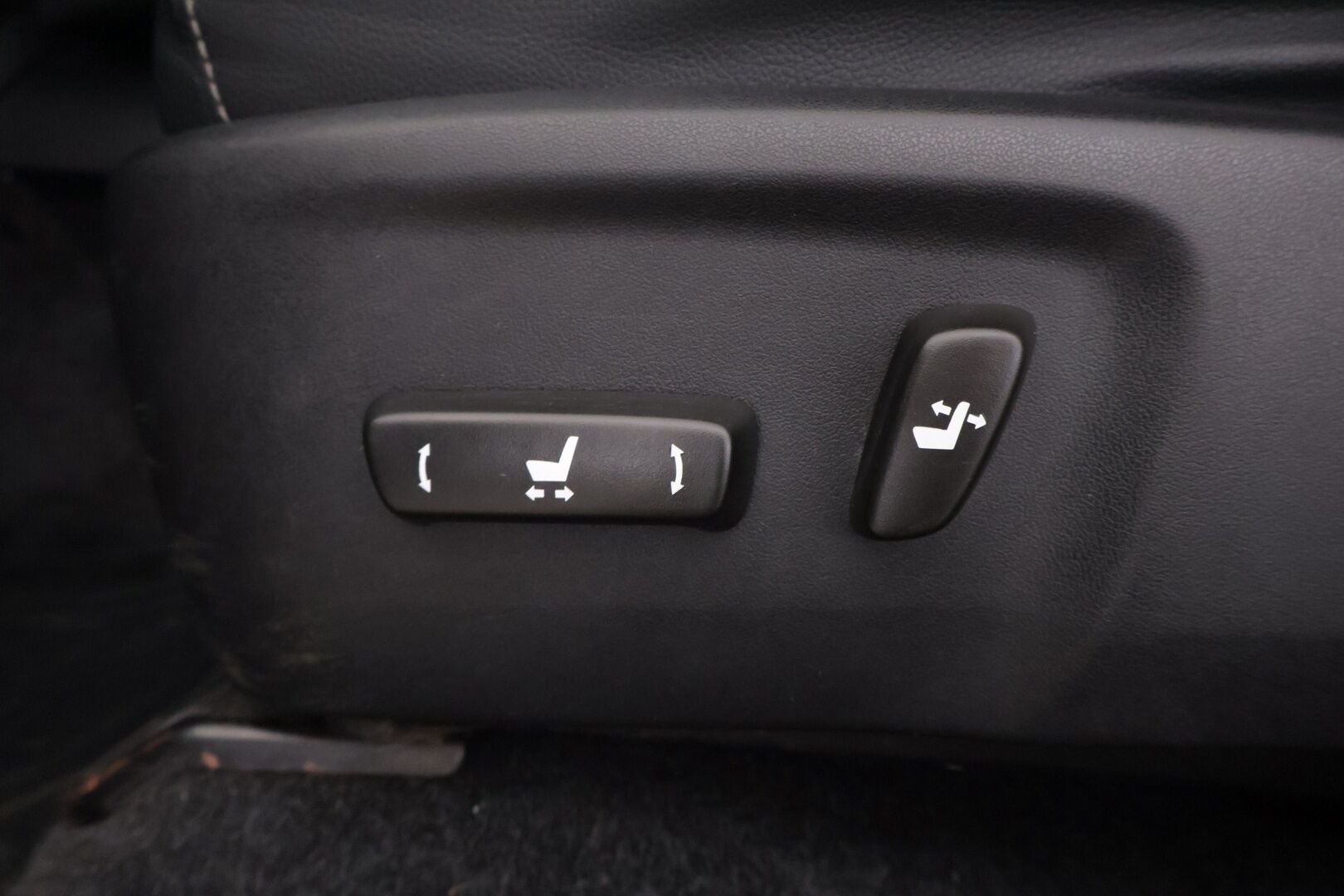 Toyota Hilux 2016 Double Cab 2,4 D-4D 150 4WD Aut Premium 4ov *ALVILLINEN / VETOKOUKKU / VAKKARI / NAHKASISUSTA / P:KAMERA* - 3,99 % KORKOTARJOUS TÄHÄN AUTOON 14.9. ASTI! - *3.99% KORKOTARJOUS / Alvillinen / Näyttävä / Neliveto / Lava-auto!*