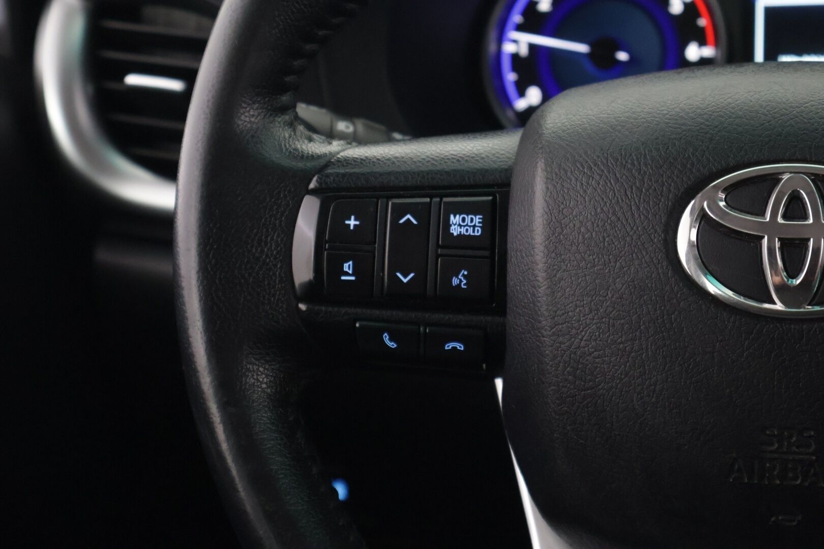 Toyota Hilux 2017 Double Cab 2,4 D-4D 150 4WD Aut Premium 4ov *ALVILLINEN / VETOKOUKKU / VAKKARI / NAHKASISUSTA / P:KAMERA* - Alvillinen / Näyttävä / Neliveto / Lava-auto!* - HULLU BLACKWEEK KORKOTARJOUS 2,49%