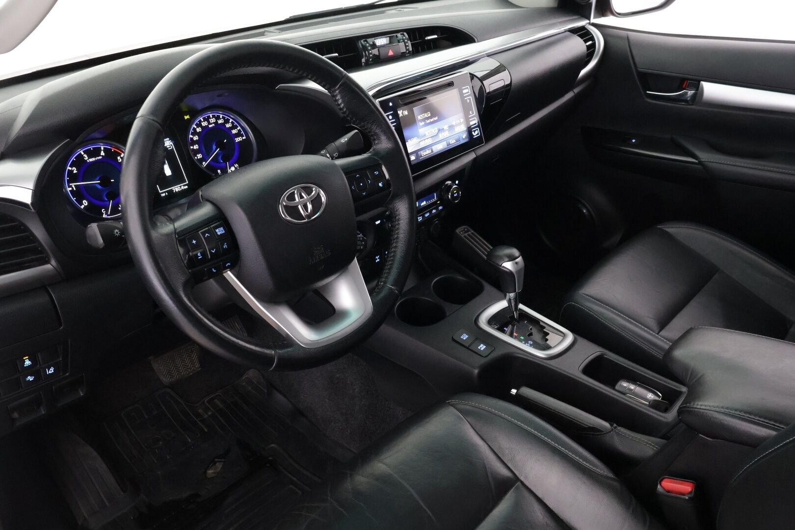 Toyota Hilux 2016 Double Cab 2,4 D-4D 150 4WD Aut Premium 4ov *ALVILLINEN / VETOKOUKKU / VAKKARI / NAHKASISUSTA / P:KAMERA* - 3,99 % KORKOTARJOUS TÄHÄN AUTOON 14.9. ASTI! - *3.99% KORKOTARJOUS / Alvillinen / Näyttävä / Neliveto / Lava-auto!*