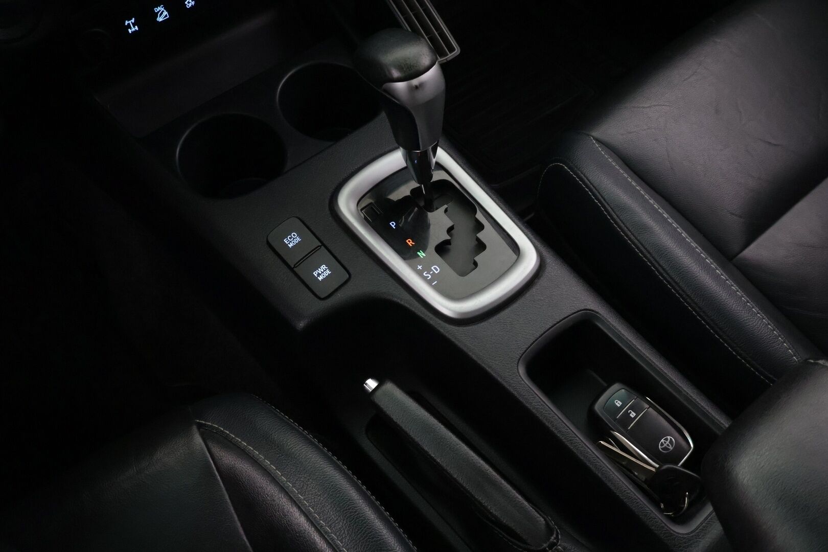 Toyota Hilux 2016 Double Cab 2,4 D-4D 150 4WD Aut Premium 4ov *ALVILLINEN / VETOKOUKKU / VAKKARI / NAHKASISUSTA / P:KAMERA* - 3,99 % KORKOTARJOUS TÄHÄN AUTOON 14.9. ASTI! - *3.99% KORKOTARJOUS / Alvillinen / Näyttävä / Neliveto / Lava-auto!*