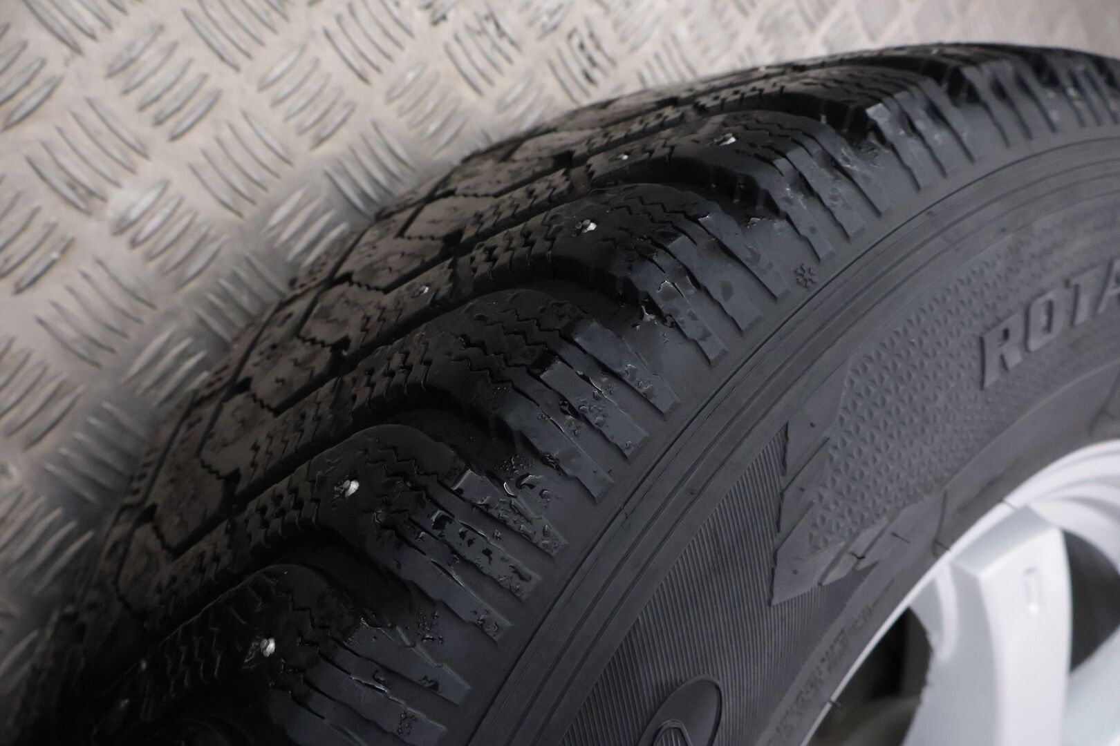 Toyota Hilux 2017 Double Cab 2,4 D-4D 150 4WD Aut Premium 4ov *ALVILLINEN / VETOKOUKKU / VAKKARI / NAHKASISUSTA / P:KAMERA* - Alvillinen / Näyttävä / Neliveto / Lava-auto!* - HULLUT BLACKWEEK JATKOT - KORKOTARJOUS 2,49%