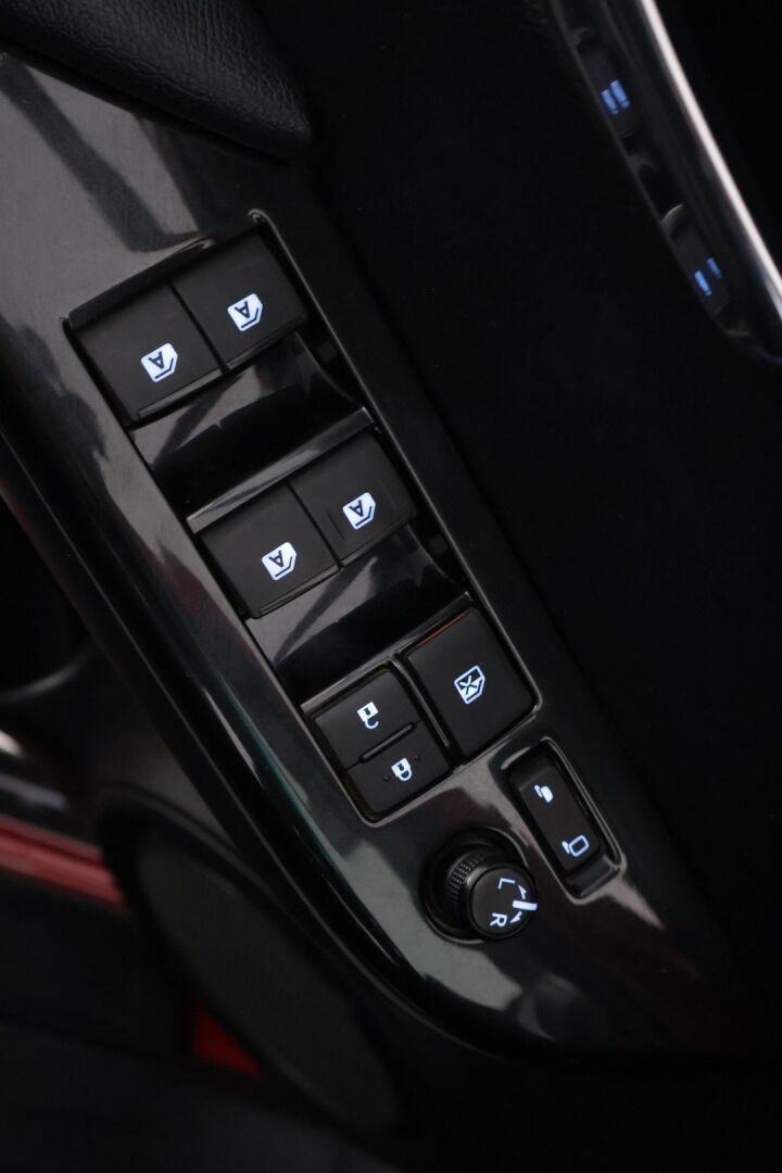 Toyota Hilux 2017 Double Cab 2,4 D-4D 150 4WD Aut Premium 4ov *ALVILLINEN / VETOKOUKKU / VAKKARI / NAHKASISUSTA / P:KAMERA* - Alvillinen / Näyttävä / Neliveto / Lava-auto!* - HULLUT BLACKWEEK JATKOT - KORKOTARJOUS 2,49%