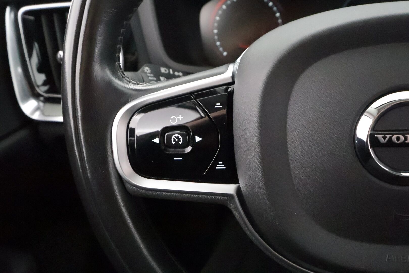 Volvo V60 2020 T8 TwE AWD Inscription aut - | Webasto | Koukku | Panorama | ACC | P.kamera | Full-LED | Sporttipenkki Muistilla | Navi | Kaistavahti | Katveavustin | Keyless | 2x Latauskaapelit | Kahdet renkaat |