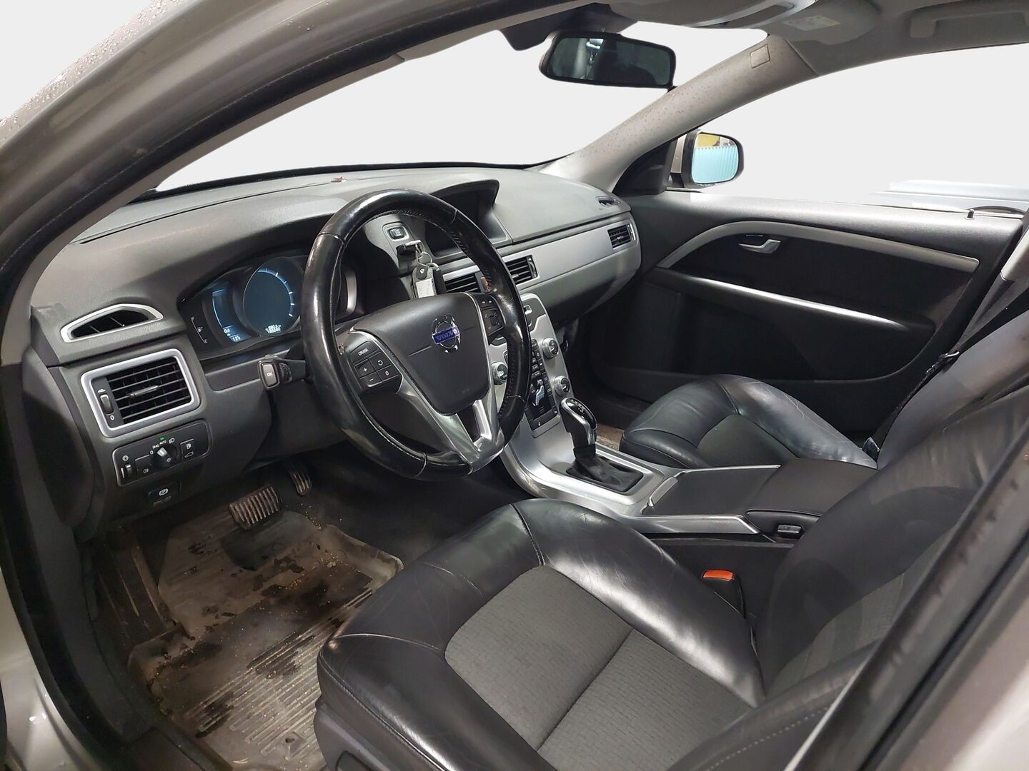 Volvo V70 2015 D4 AWD Momentum aut *Webasto / Koukku / Ratinlämmitin / Puolinahka / VOC / Parkkitutka* - 2x Renkaat ja Vanteet / Hyvin huollettu / Todella siistikuntoinen!