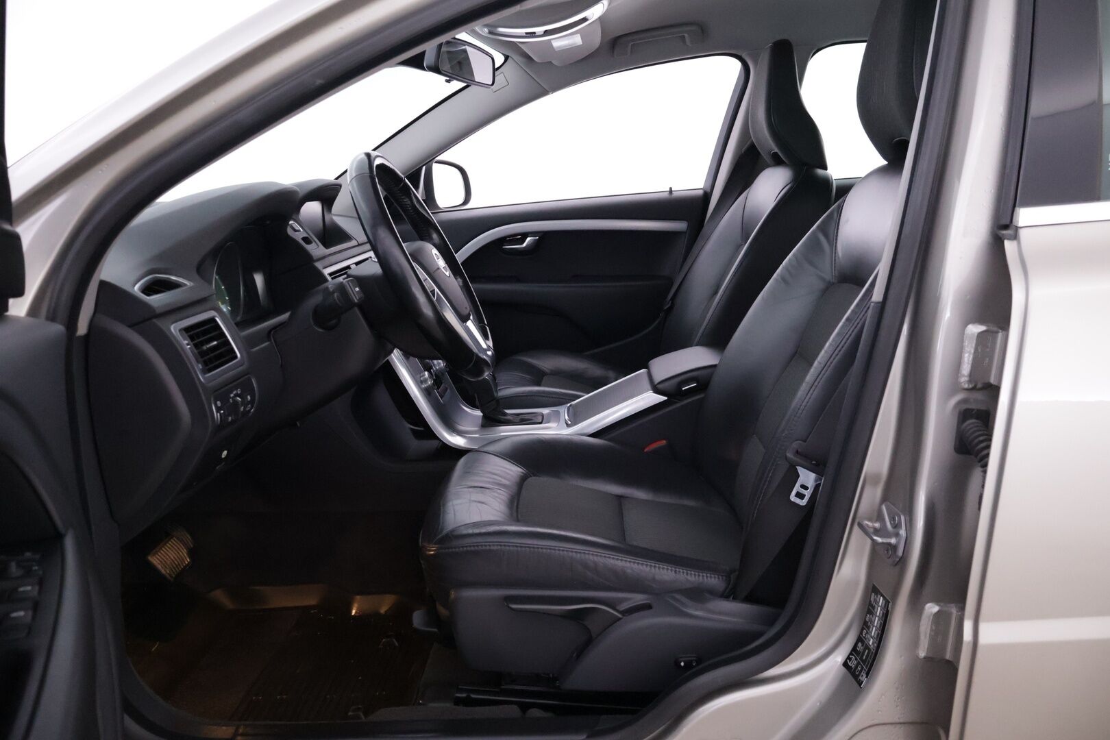 Volvo V70 2015 D4 AWD Momentum aut *Webasto / Koukku / Ratinlämmitin / Puolinahka / VOC / Parkkitutka* - 2x Renkaat ja Vanteet / Hyvin huollettu / Todella siistikuntoinen!