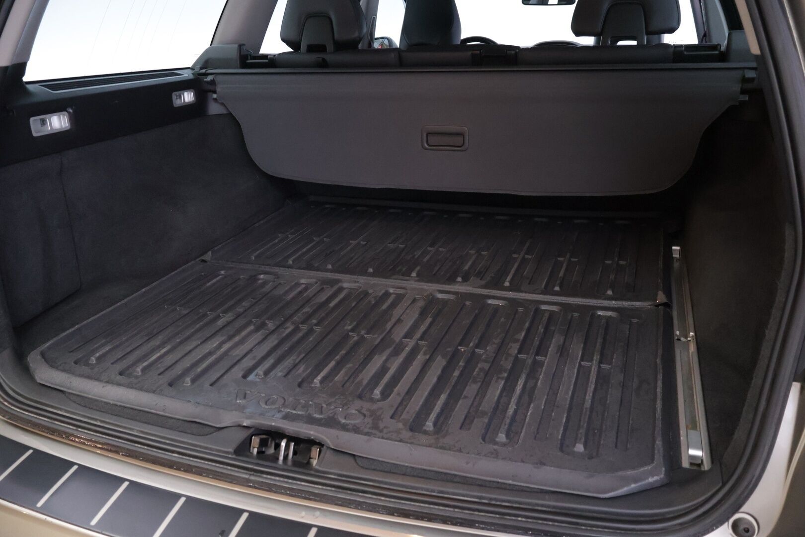 Volvo V70 2015 D4 AWD Momentum aut *Webasto / Koukku / Ratinlämmitin / Puolinahka / VOC / Parkkitutka* - 2x Renkaat ja Vanteet / Hyvin huollettu / Todella siistikuntoinen!