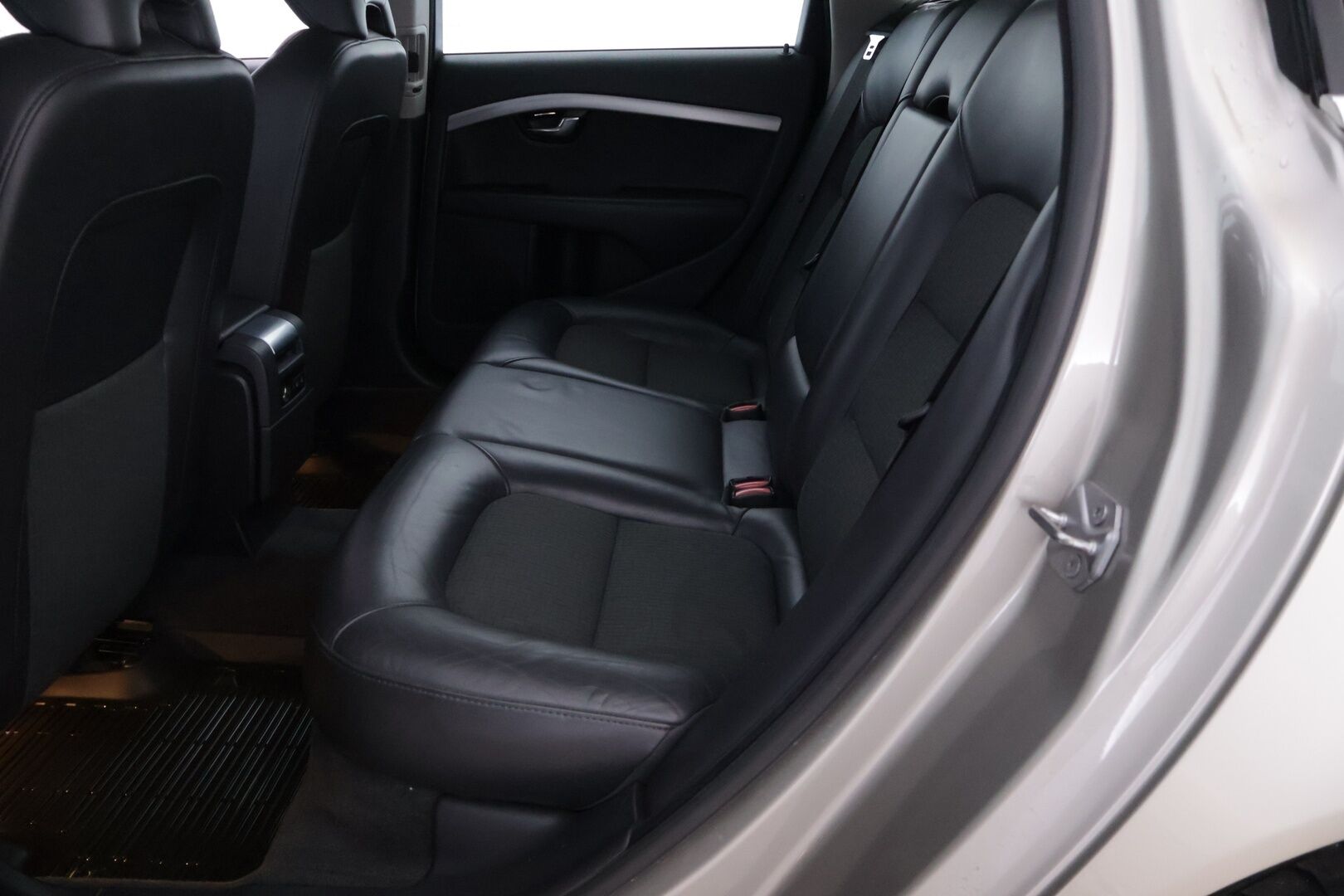 Volvo V70 2015 D4 AWD Momentum aut *Webasto / Koukku / Ratinlämmitin / Puolinahka / VOC / Parkkitutka* - 2x Renkaat ja Vanteet / Hyvin huollettu / Todella siistikuntoinen!