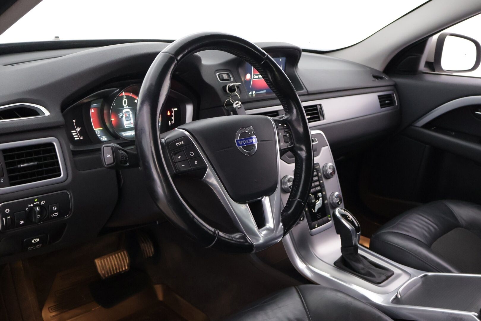 Volvo V70 2015 D4 AWD Momentum aut *Webasto / Koukku / Ratinlämmitin / Puolinahka / VOC / Parkkitutka* - 2x Renkaat ja Vanteet / Hyvin huollettu / Todella siistikuntoinen!