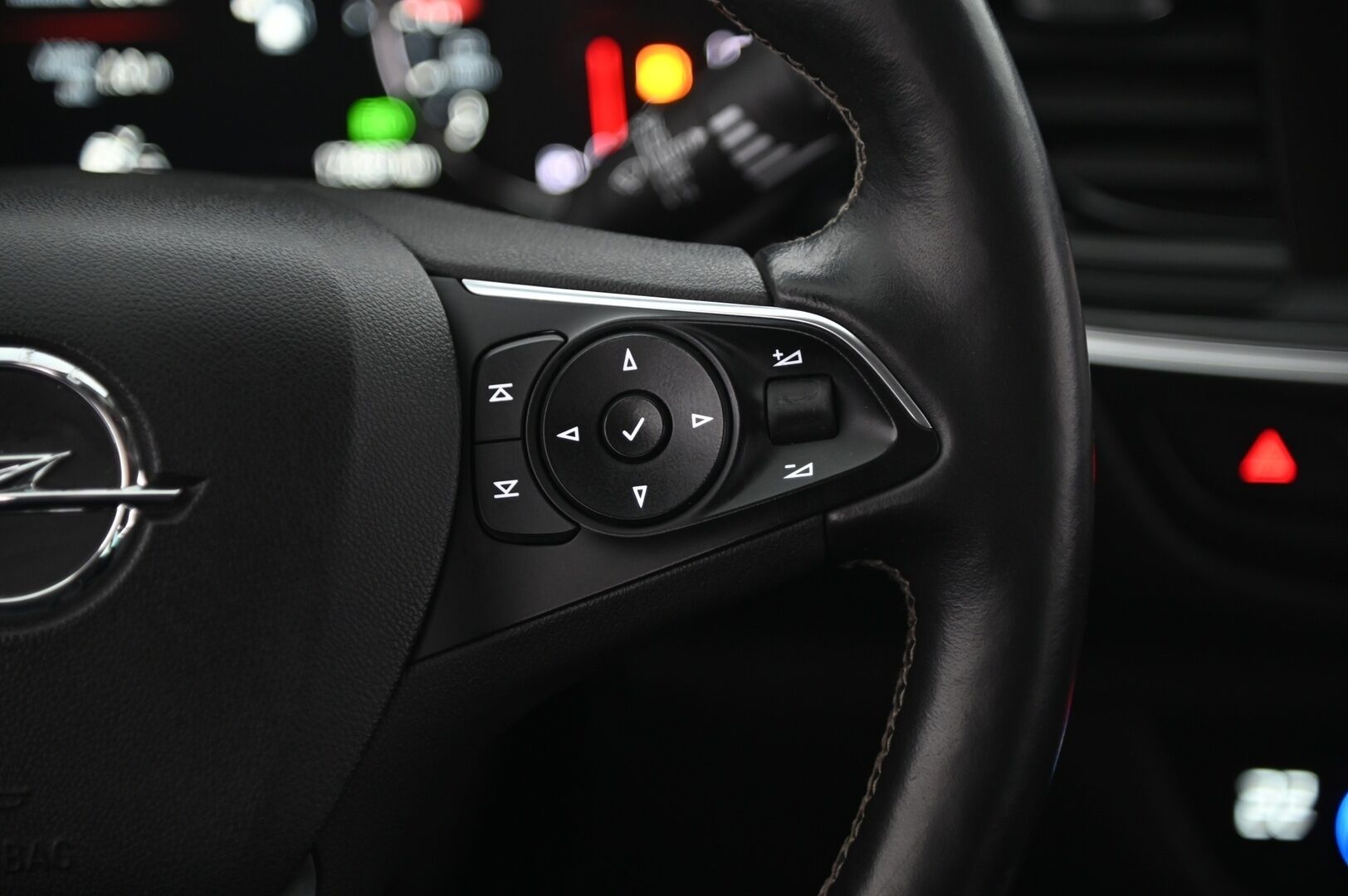 Opel Insignia 2018 MYYDÄÄN HUUTOKAUPAT.COM - / Webasto / ACC / 360-kamera / HUD / Vetokoukku / Nahkasisusta / Ilmastoidut etuistuimet / 