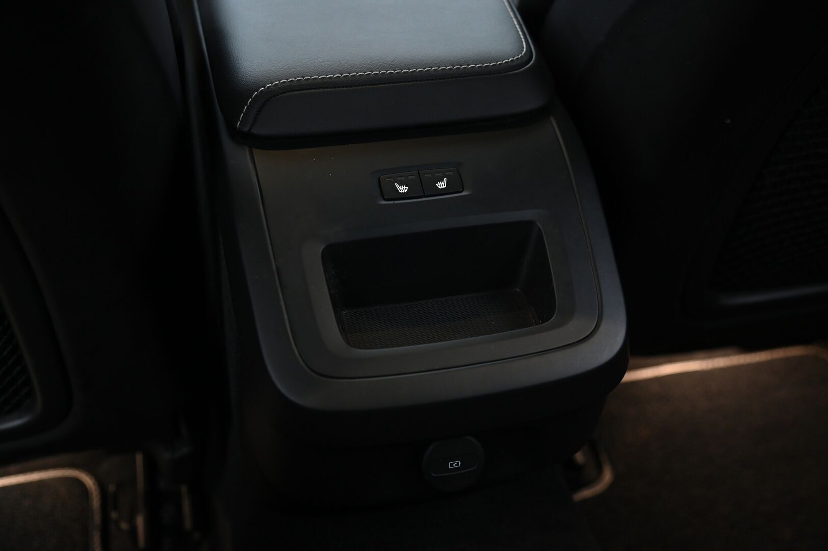 Volvo V60 2021 B4 D-MHEV R-Design *Webasto / HarmanKardon / ACC / P-Kamera / Keyless / Blis / Koukku / Panorama / Muistipenkit * - Jakopää tehty 08/25 / Erittäin siisti / 2x Avain / Nahkasisusta 