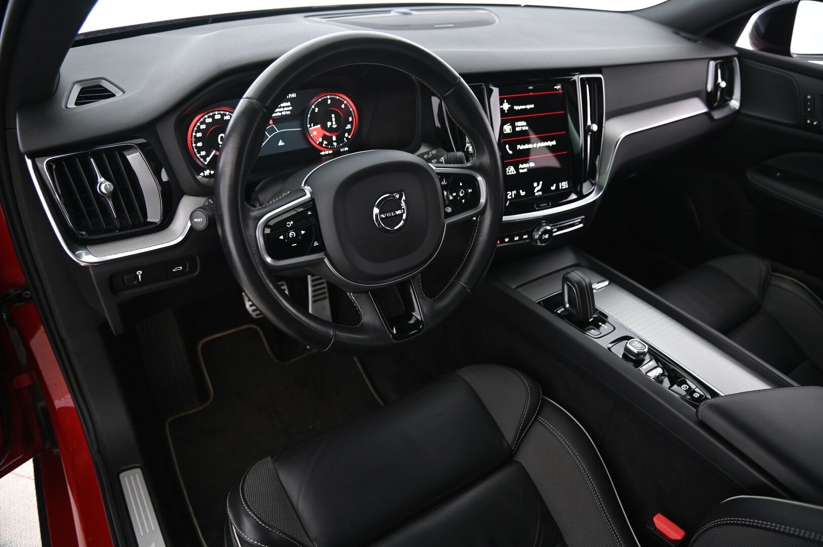 Volvo V60 2021 B4 D-MHEV R-Design *Webasto / HarmanKardon / ACC / P-Kamera / Keyless / Blis / Koukku / Panorama / Muistipenkit * - Jakopää tehty 08/25 / Erittäin siisti / 2x Avain / Nahkasisusta 