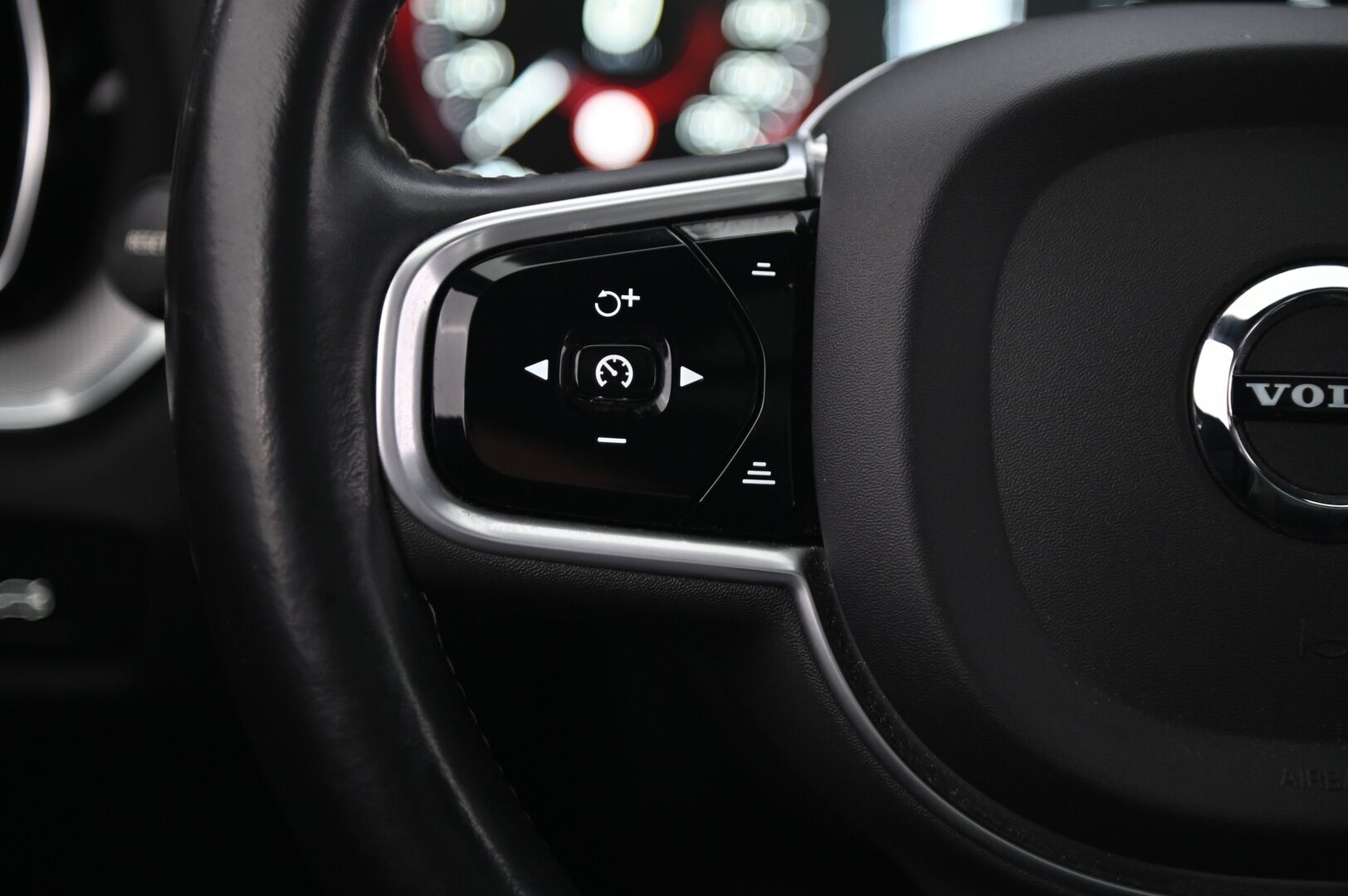 Volvo V60 2021 B4 D-MHEV R-Design *Webasto / HarmanKardon / ACC / P-Kamera / Keyless / Blis / Koukku / Panorama / Muistipenkit * - Jakopää tehty 08/25 / Erittäin siisti / 2x Avain / Nahkasisusta 