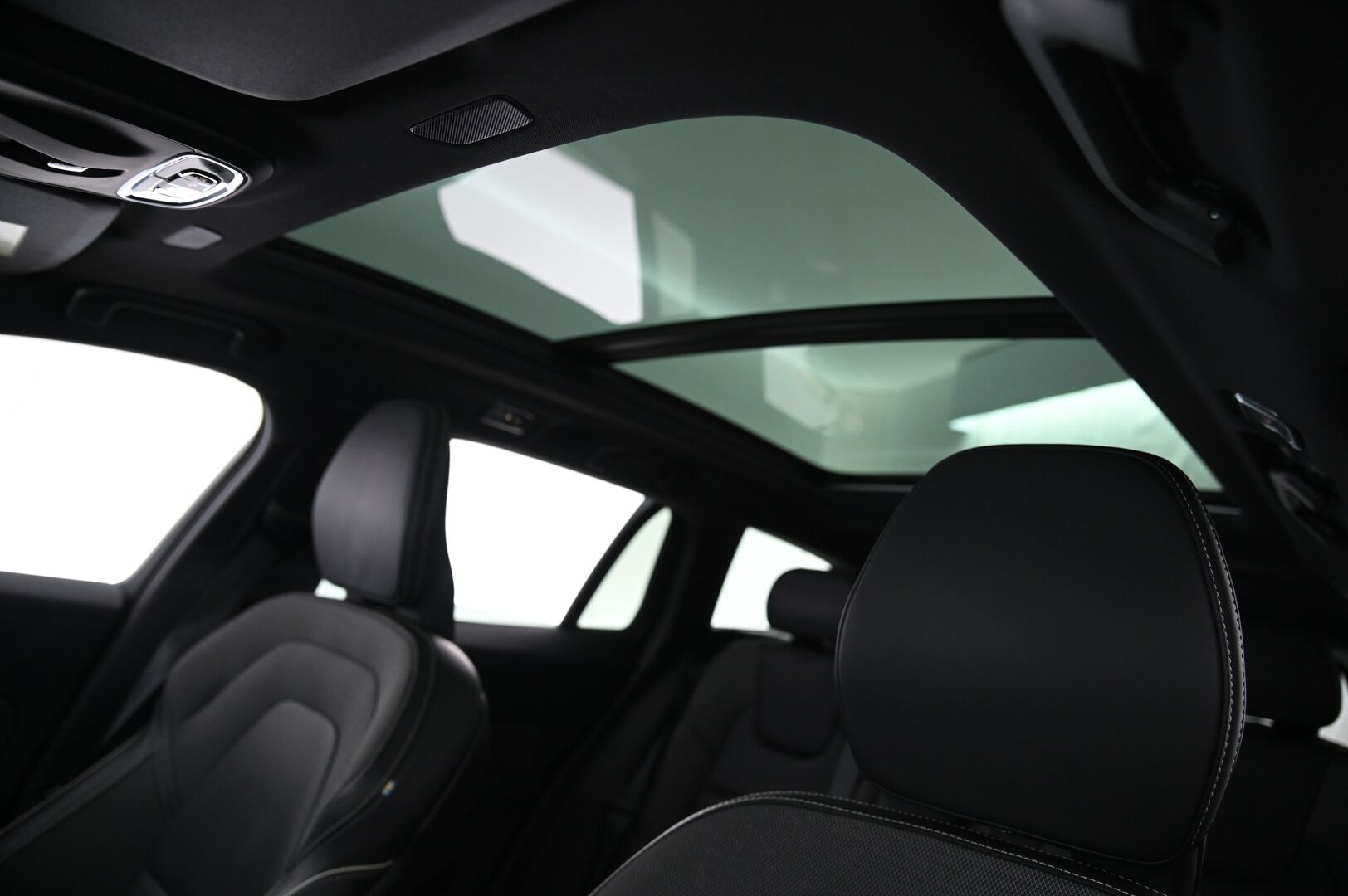 Volvo V60 2021 B4 D-MHEV R-Design *Webasto / HarmanKardon / ACC / P-Kamera / Keyless / Blis / Koukku / Panorama / Muistipenkit * - Jakopää tehty 08/25 / Erittäin siisti / 2x Avain / Nahkasisusta 