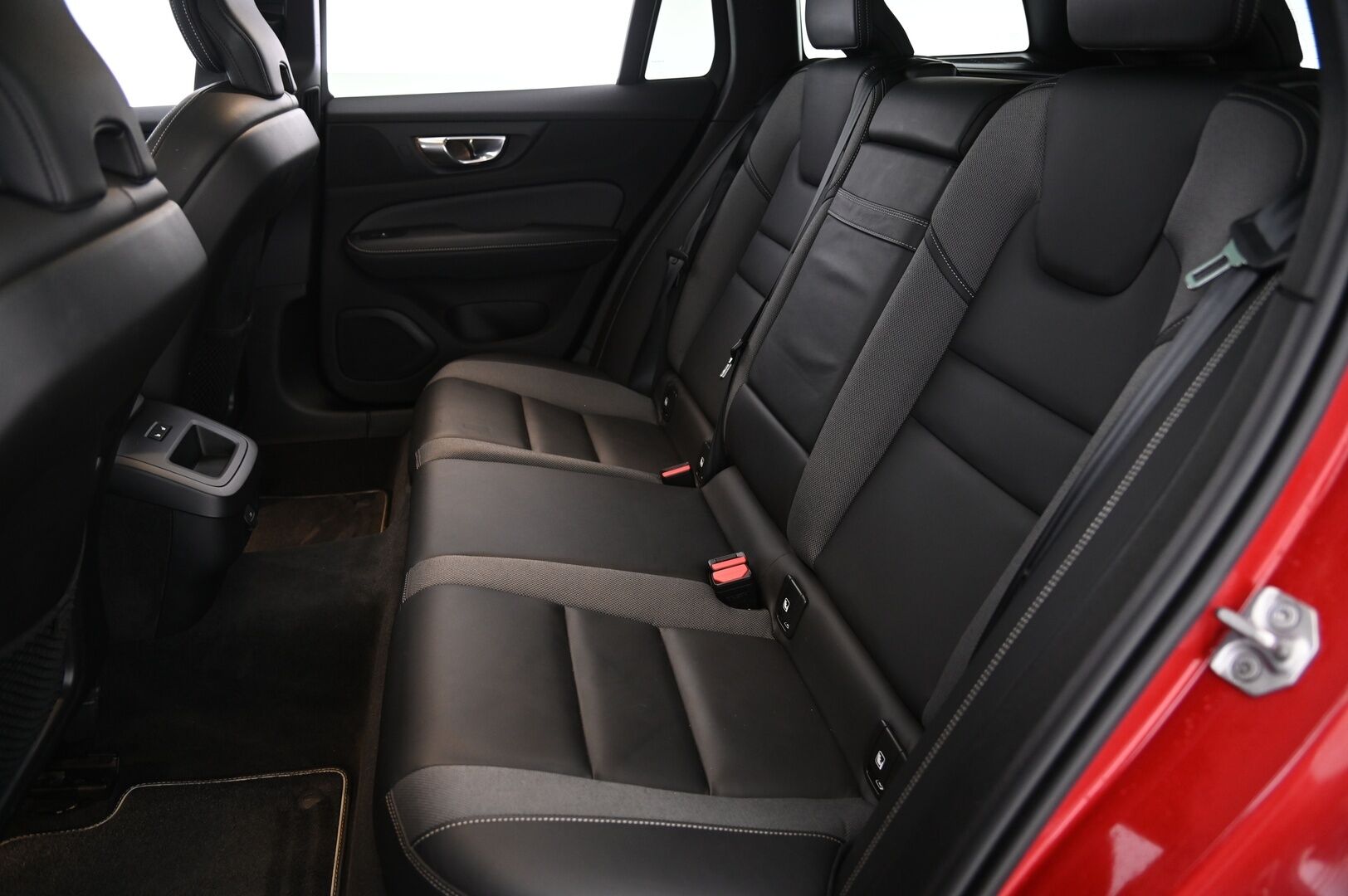 Volvo V60 2021 B4 D-MHEV R-Design *Webasto / HarmanKardon / ACC / P-Kamera / Keyless / Blis / Koukku / Panorama / Muistipenkit * - Jakopää tehty 08/25 / Erittäin siisti / 2x Avain / Nahkasisusta 