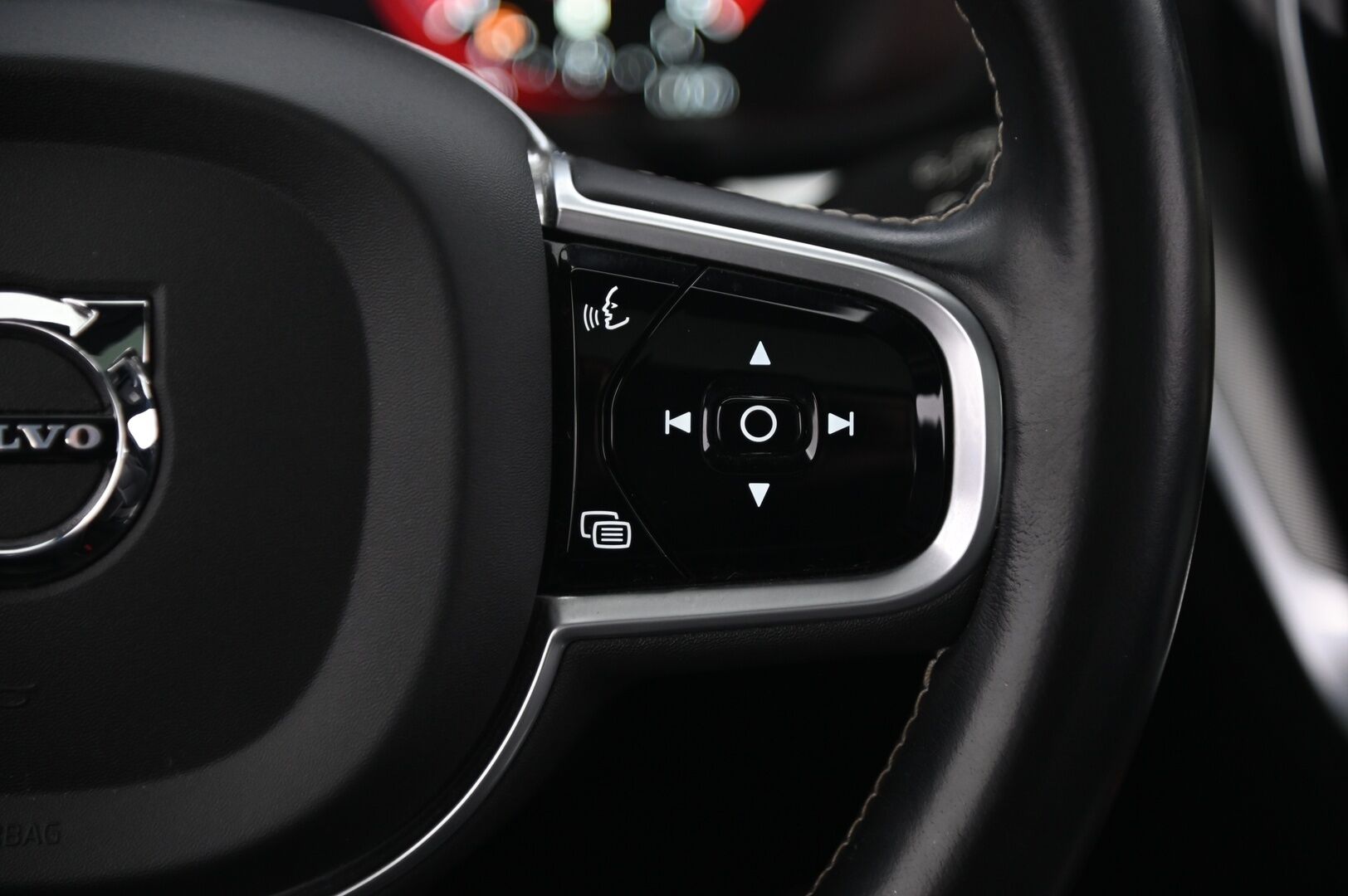 Volvo V60 2021 B4 D-MHEV R-Design *Webasto / HarmanKardon / ACC / P-Kamera / Keyless / Blis / Koukku / Panorama / Muistipenkit * - Jakopää tehty 08/25 / Erittäin siisti / 2x Avain / Nahkasisusta 