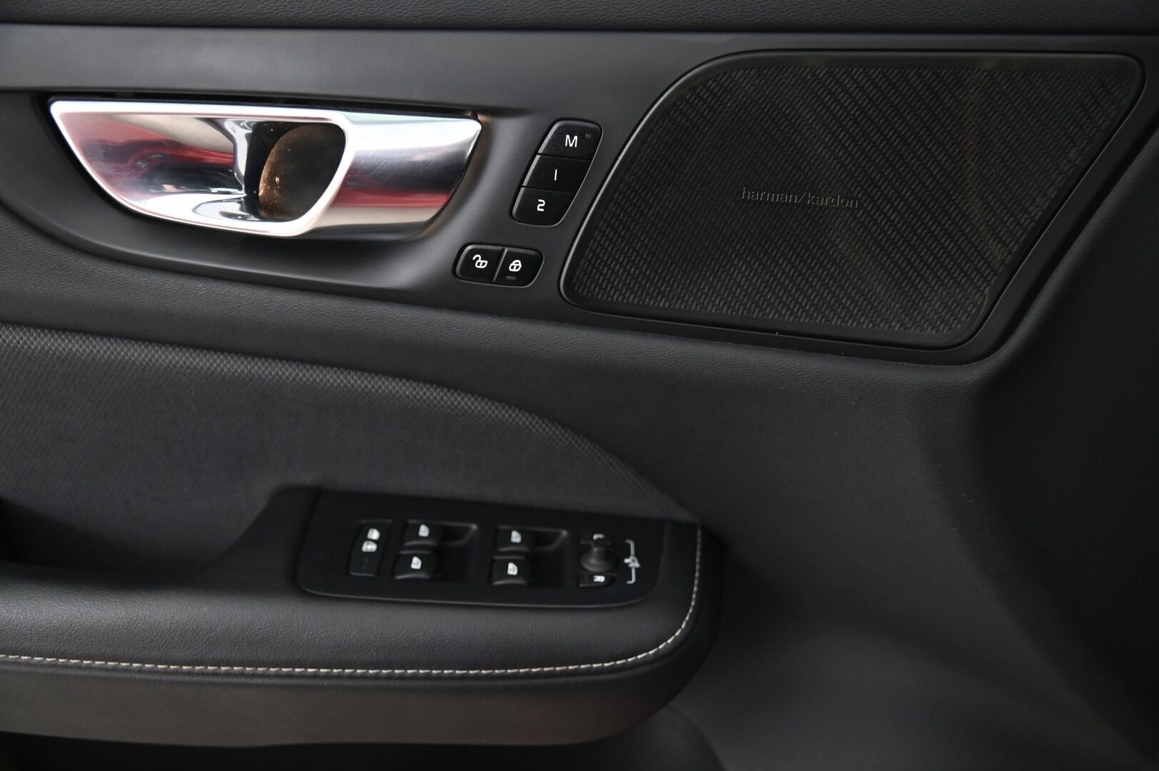 Volvo V60 2021 B4 D-MHEV R-Design *Webasto / HarmanKardon / ACC / P-Kamera / Keyless / Blis / Koukku / Panorama / Muistipenkit * - Jakopää tehty 08/25 / Erittäin siisti / 2x Avain / Nahkasisusta 