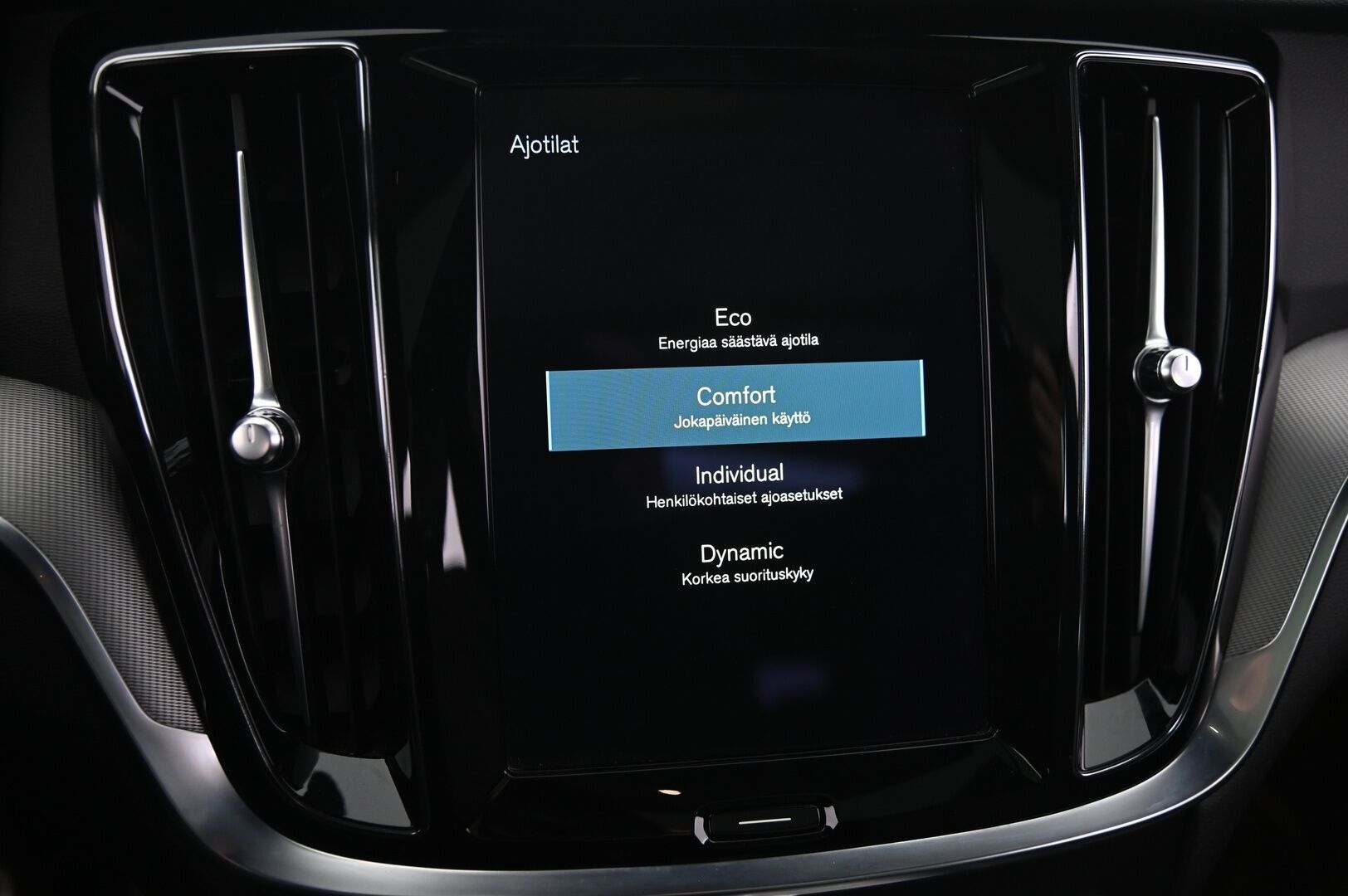 Volvo V60 2021 B4 D-MHEV R-Design *Webasto / HarmanKardon / ACC / P-Kamera / Keyless / Blis / Koukku / Panorama / Muistipenkit * - Jakopää tehty 08/25 / Erittäin siisti / 2x Avain / Nahkasisusta 