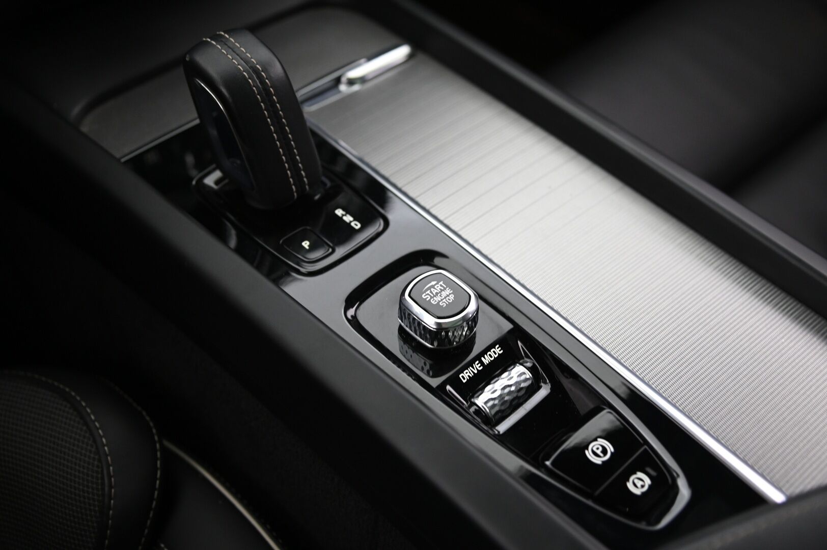 Volvo V60 2021 B4 D-MHEV R-Design *Webasto / HarmanKardon / ACC / P-Kamera / Keyless / Blis / Koukku / Panorama / Muistipenkit * - Jakopää tehty 08/25 / Erittäin siisti / 2x Avain / Nahkasisusta 