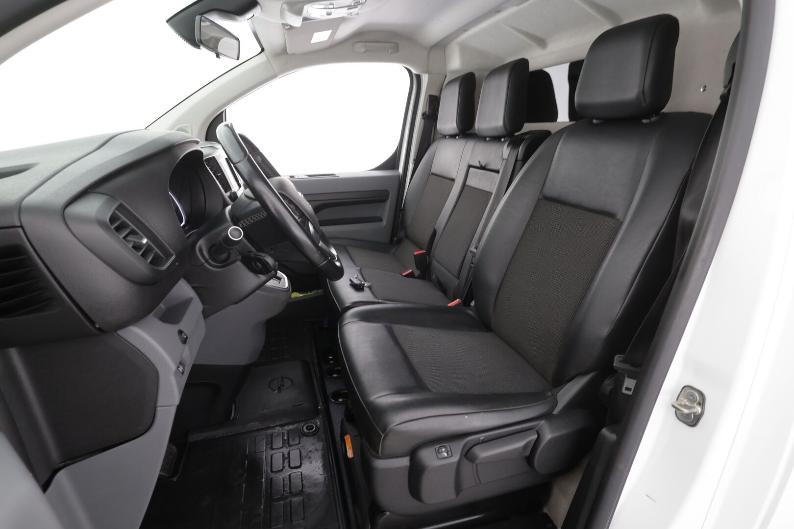 Opel Vivaro-e 2022 Van L Comfort 136 hv automaatti 75 kWh - | P.Kamera | Vakkari | Bluetooth | Katveavustin | Puolinahat | Ilmastointi | Penkinlämmittimet | 1-om Suomi-auto | Kahdet renkaat |