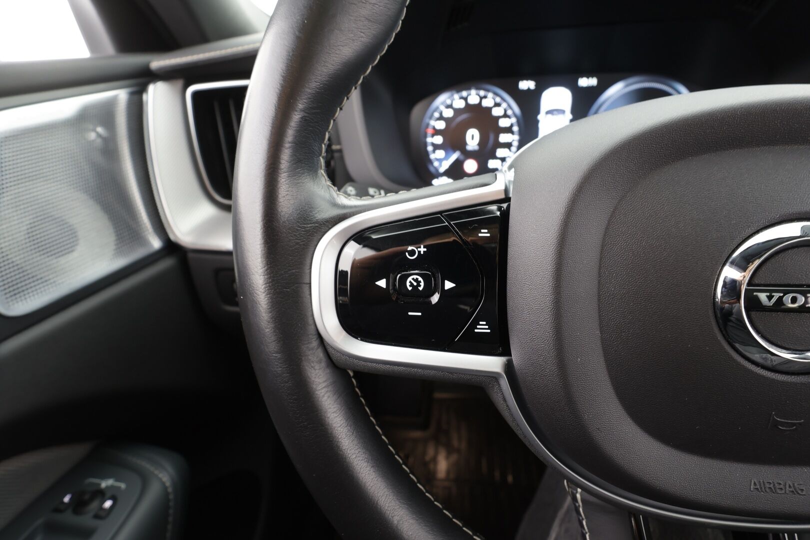 Volvo XC60 2021 T8 TwE AWD R-Design aut - Panorama | Bowers&Wilkins | Webasto | Koukku | ACC | Full-LED | 360-Kamera | Nahka-Alcantara Muistipenkki 