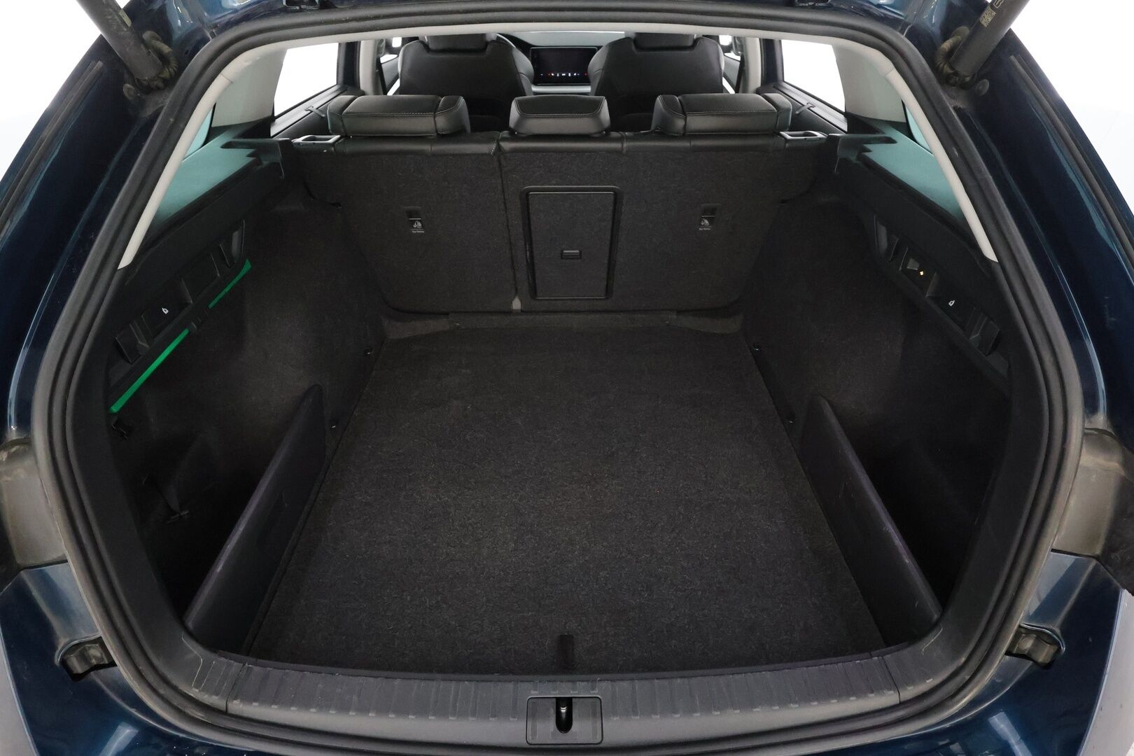 Skoda Octavia 2022 Combi 2.0 TDI 150 4x4 Style DSG * ACC / P.kamera / Matrix LED / Webasto / Koukku / Navi / Nahat / KeylessGo * - 1.Om Suomi-auto / Kahdet renkaat aluvanteilla