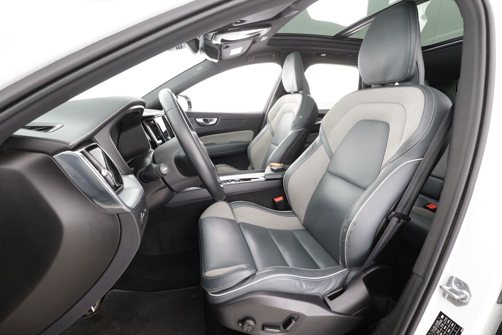 Volvo XC60 2022 T6 TwE AWD Business R-Design Edition aut. * ACC / P.kamera / Panorama / LED / Navi / Muistipenkki / Webasto / Facelift * - 1.Om Suomi-auto / Kahdet renkaat aluvanteilla - Osta nyt, maksa vasta ensi vuonna