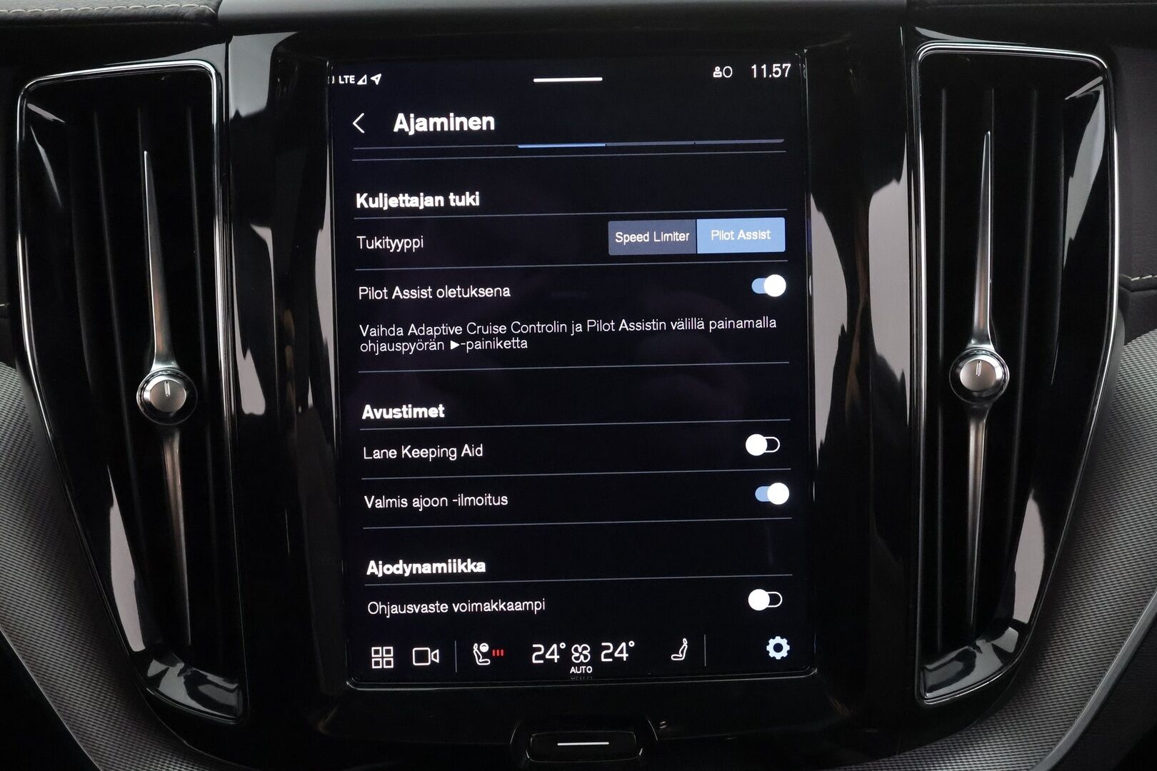 Volvo XC60 2022 T6 TwE AWD Business R-Design Edition aut. * ACC / P.kamera / Panorama / LED / Navi / Muistipenkki / Webasto / Facelift * - 1.Om Suomi-auto / Kahdet renkaat aluvanteilla - Osta nyt, maksa vasta ensi vuonna