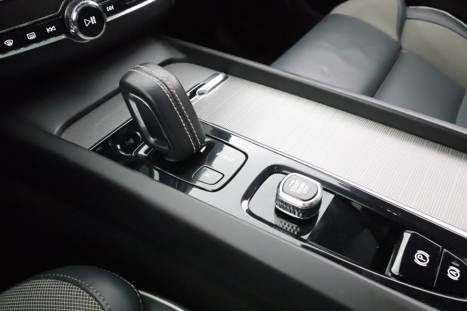 Volvo XC60 2022 T6 TwE AWD Business R-Design Edition aut. * ACC / P.kamera / Panorama / LED / Navi / Muistipenkki / Webasto / Facelift * - 1.Om Suomi-auto / Kahdet renkaat aluvanteilla - Osta nyt, maksa vasta ensi vuonna