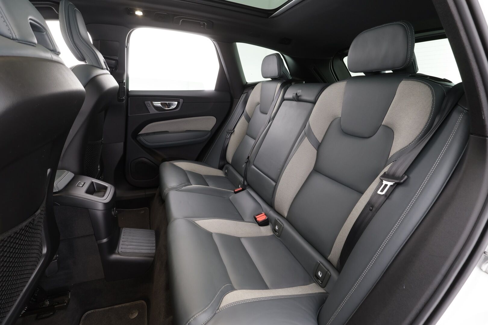 Volvo XC60 2022 T6 TwE AWD Business R-Design Edition aut. * ACC / P.kamera / Panorama / LED / Navi / Muistipenkki / Webasto / Facelift * - 1.Om Suomi-auto / Kahdet renkaat aluvanteilla - Osta nyt, maksa vasta ensi vuonna