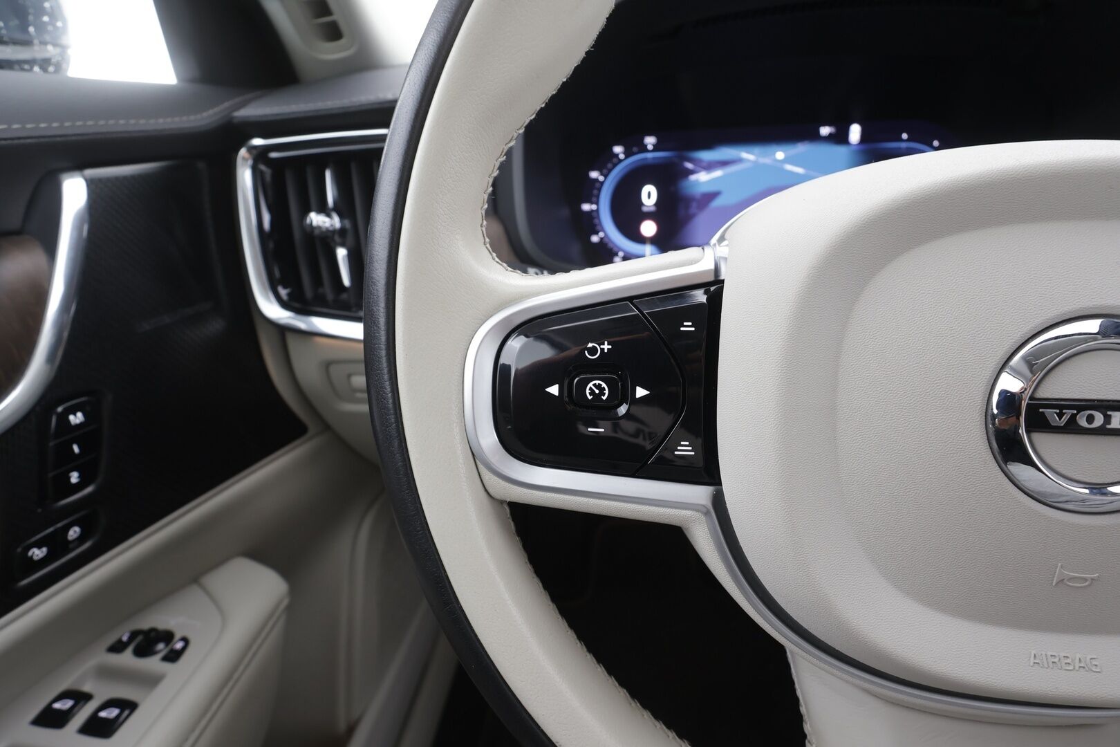 Volvo V90 2022 T6 TwE AWD Business Inscription aut - ACC | Webasto | Harman/Kardon | Sporttinahat muistilla | Kamera | Pilot Assist | BLIS | Keyless | Sähk. takaluukku | Lämm. tuulilasi | Suomi-auto | Kahdet renkaat alumiinivanteilla | ALV |