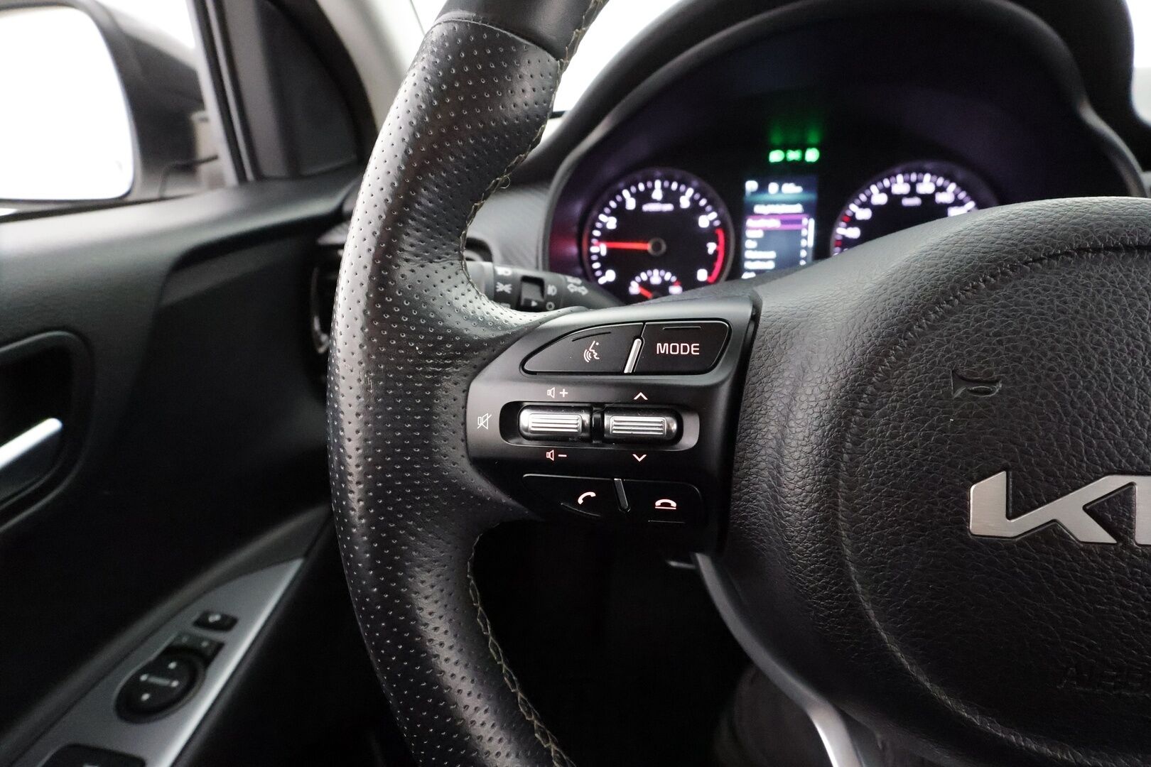 Kia Stonic 2022 1,0 T-GDI Mild-Hybrid 120hv GT-Line DCT * ACC / LED / P.Kamera / Sisätilanlämmitin / Navi / Keyless * - Suomi-auto / Merkkihuollot / Kahdet renkaat aluvanteilla